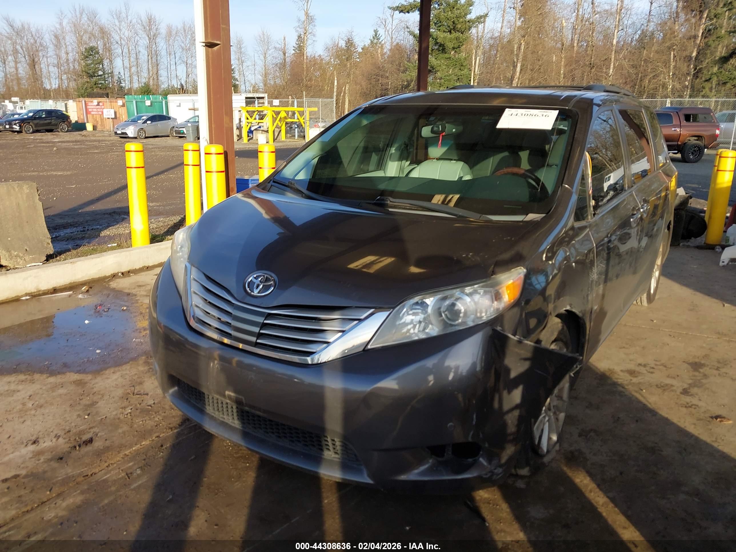 TOYOTA SIENNA image 6