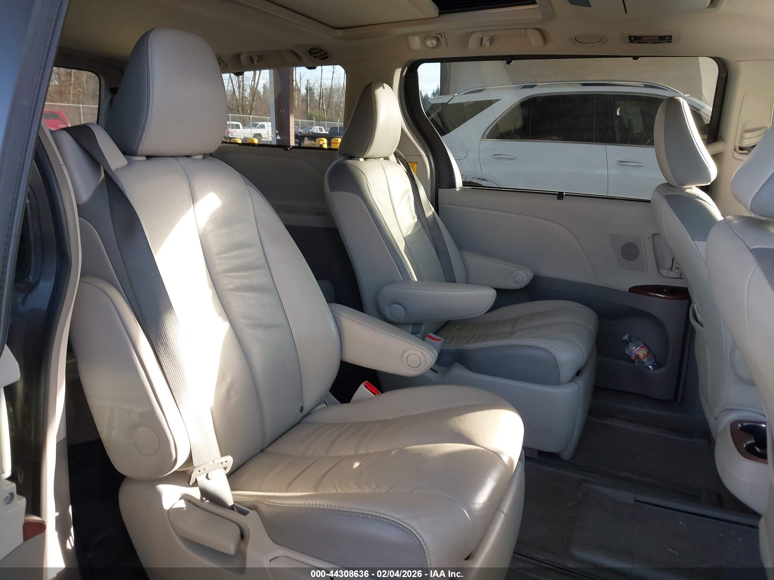 TOYOTA SIENNA image 8