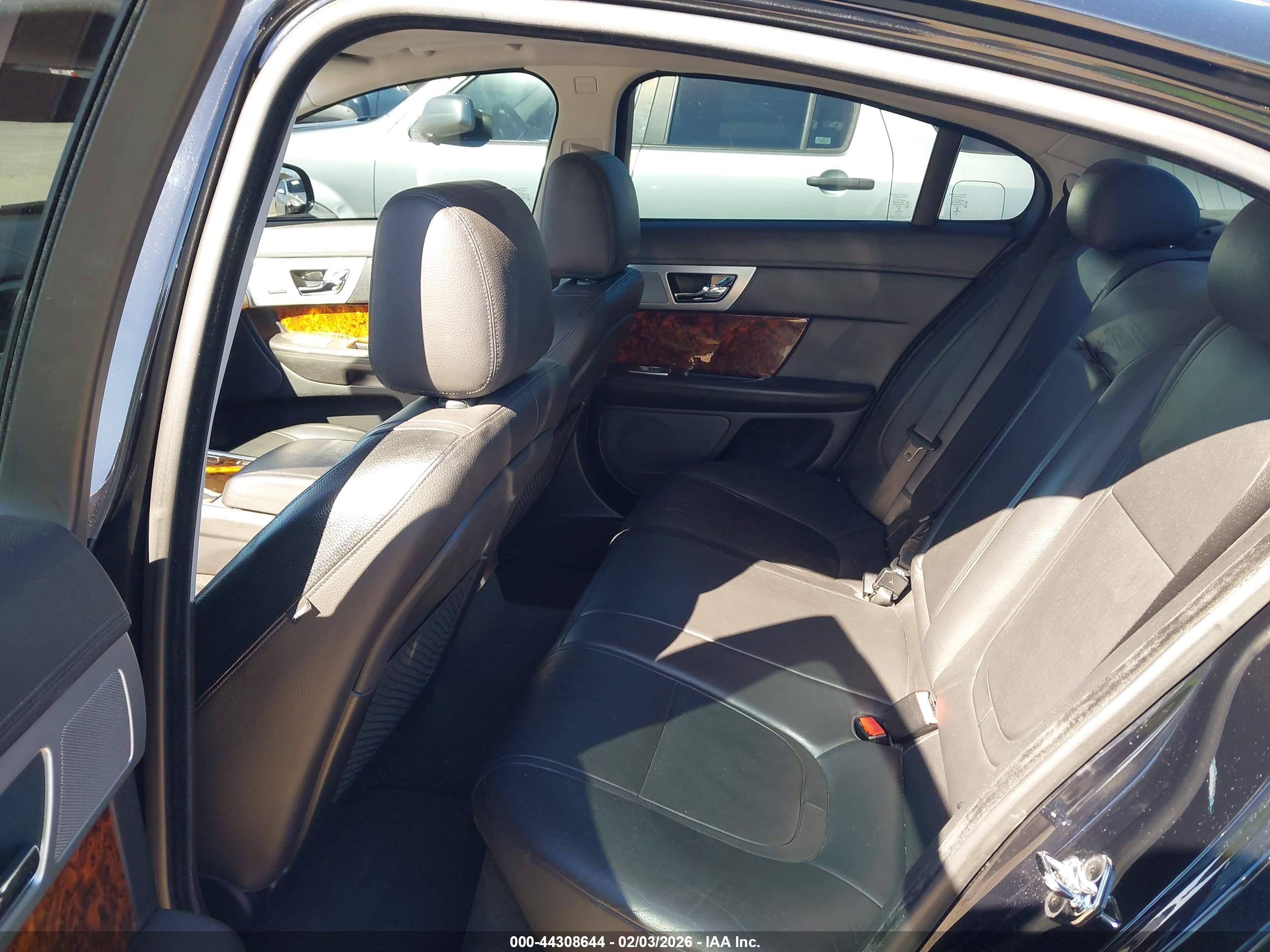 JAGUAR XF image 8