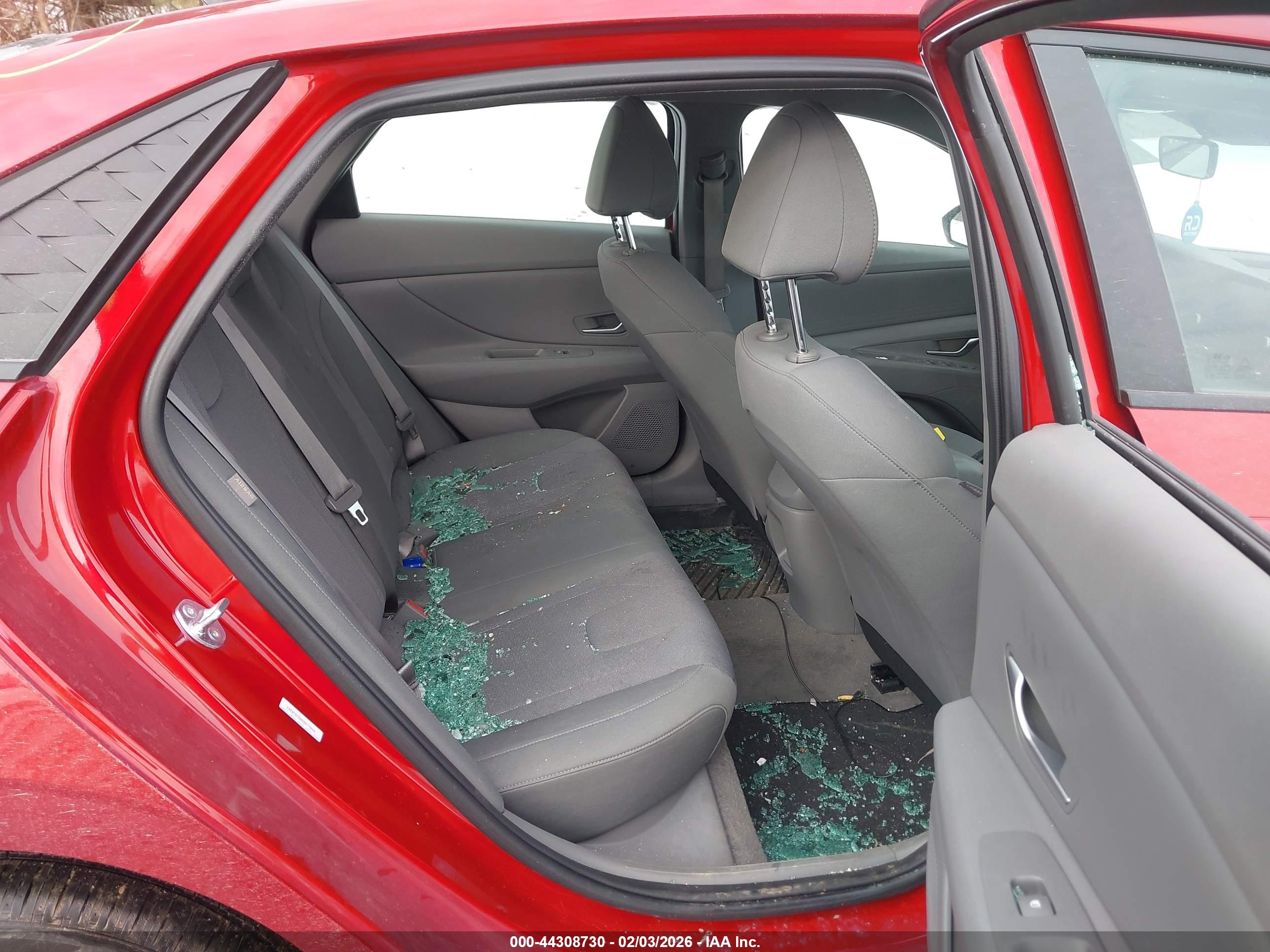 HYUNDAI ELANTRA image 8