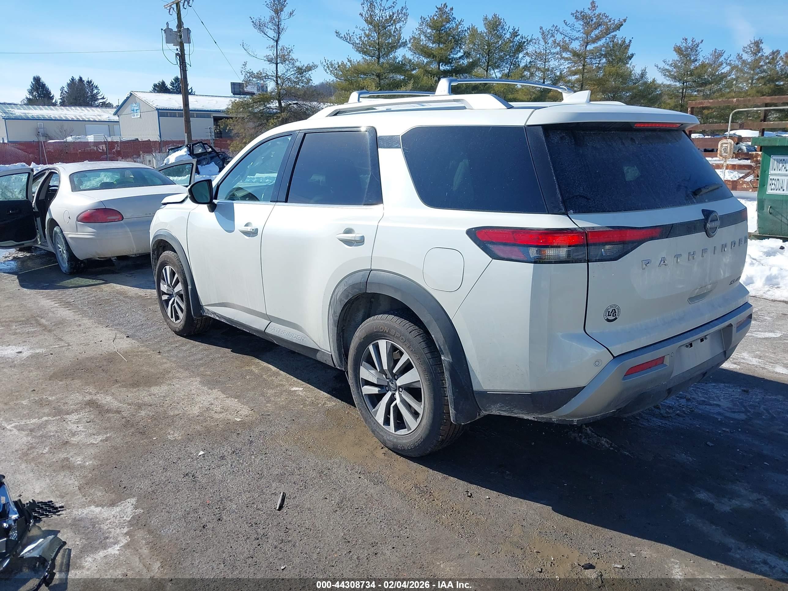 NISSAN PATHFINDER image 3