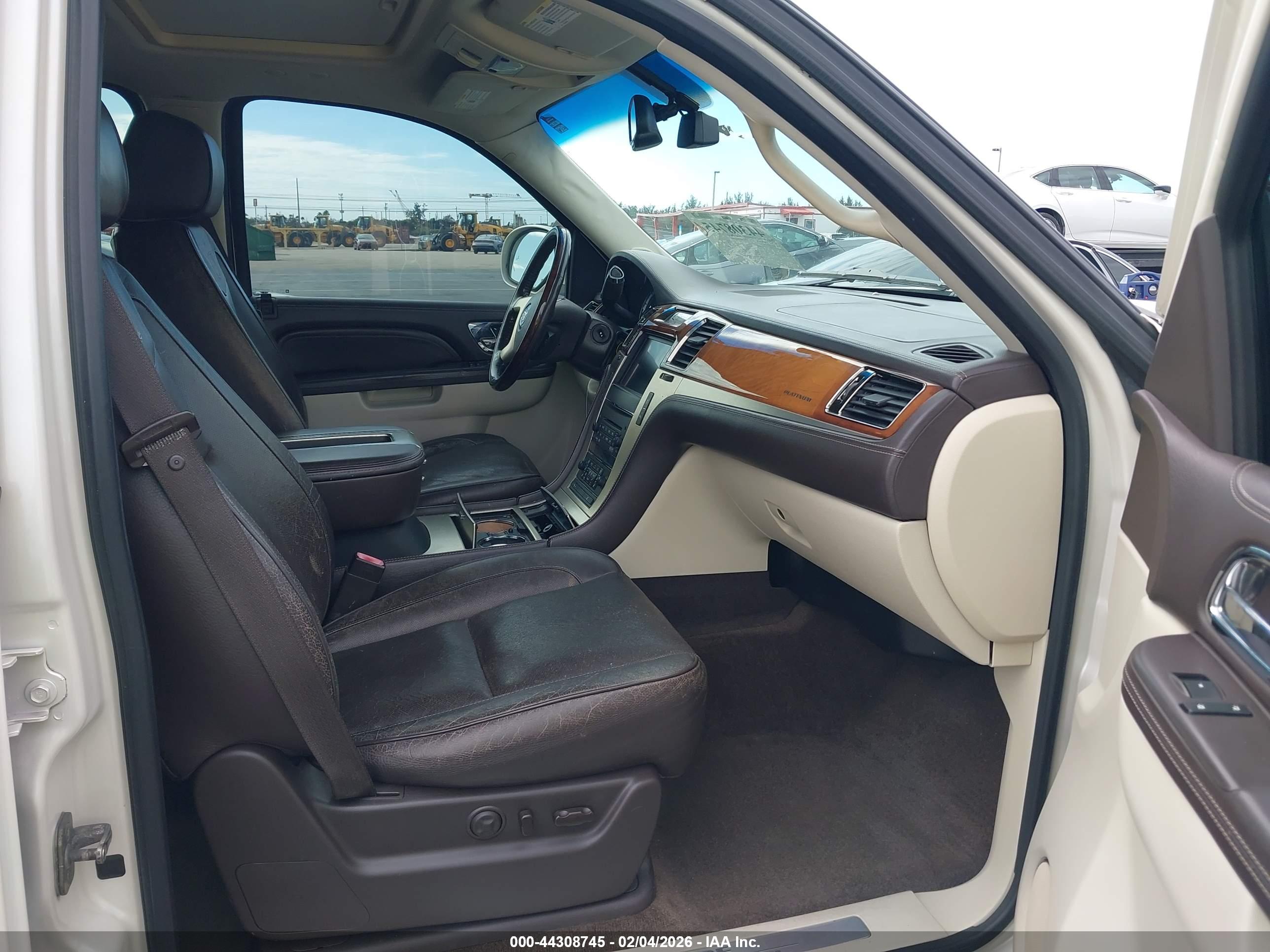 CADILLAC ESCALADE image 5
