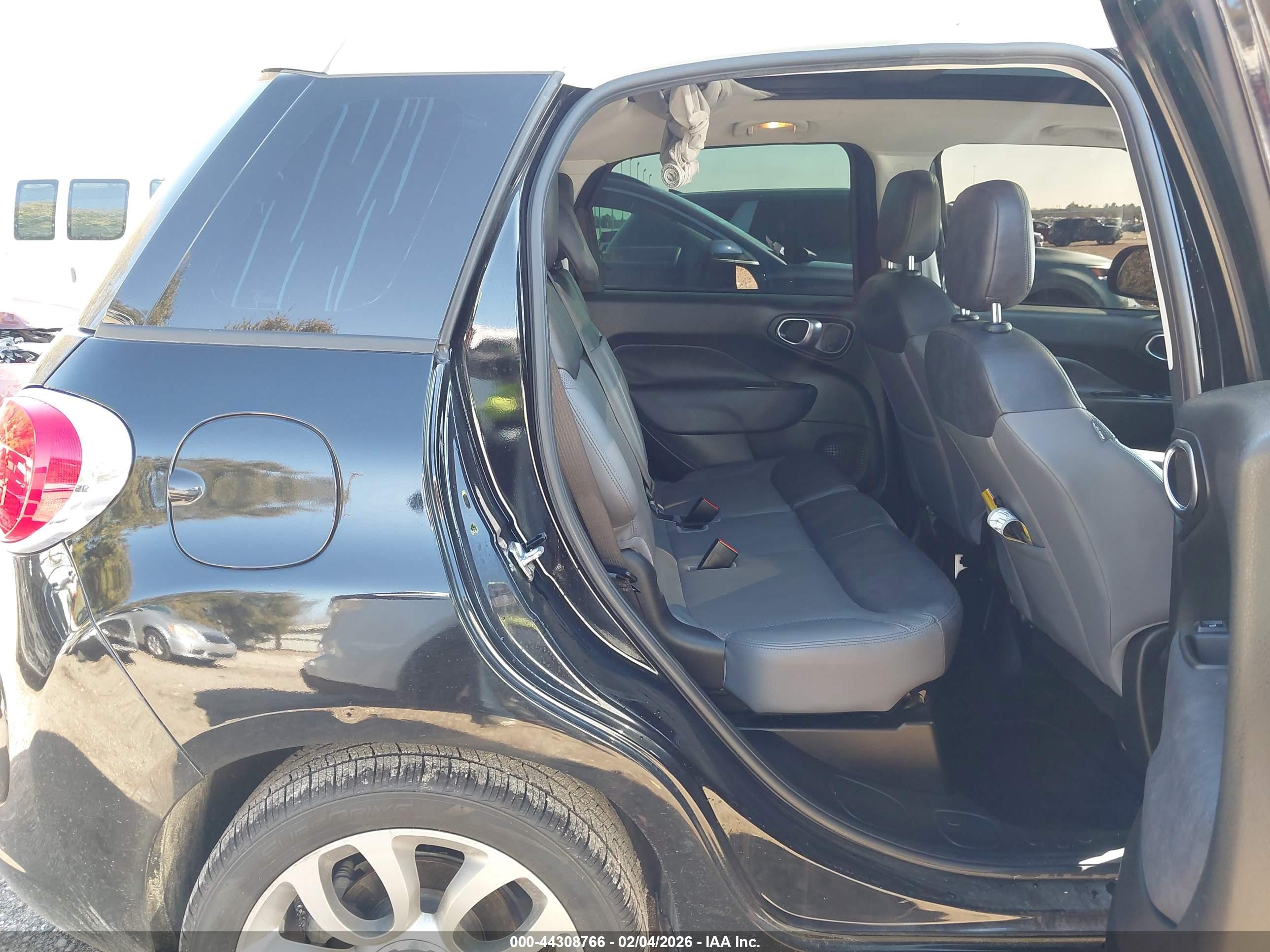 FIAT 500L image 8
