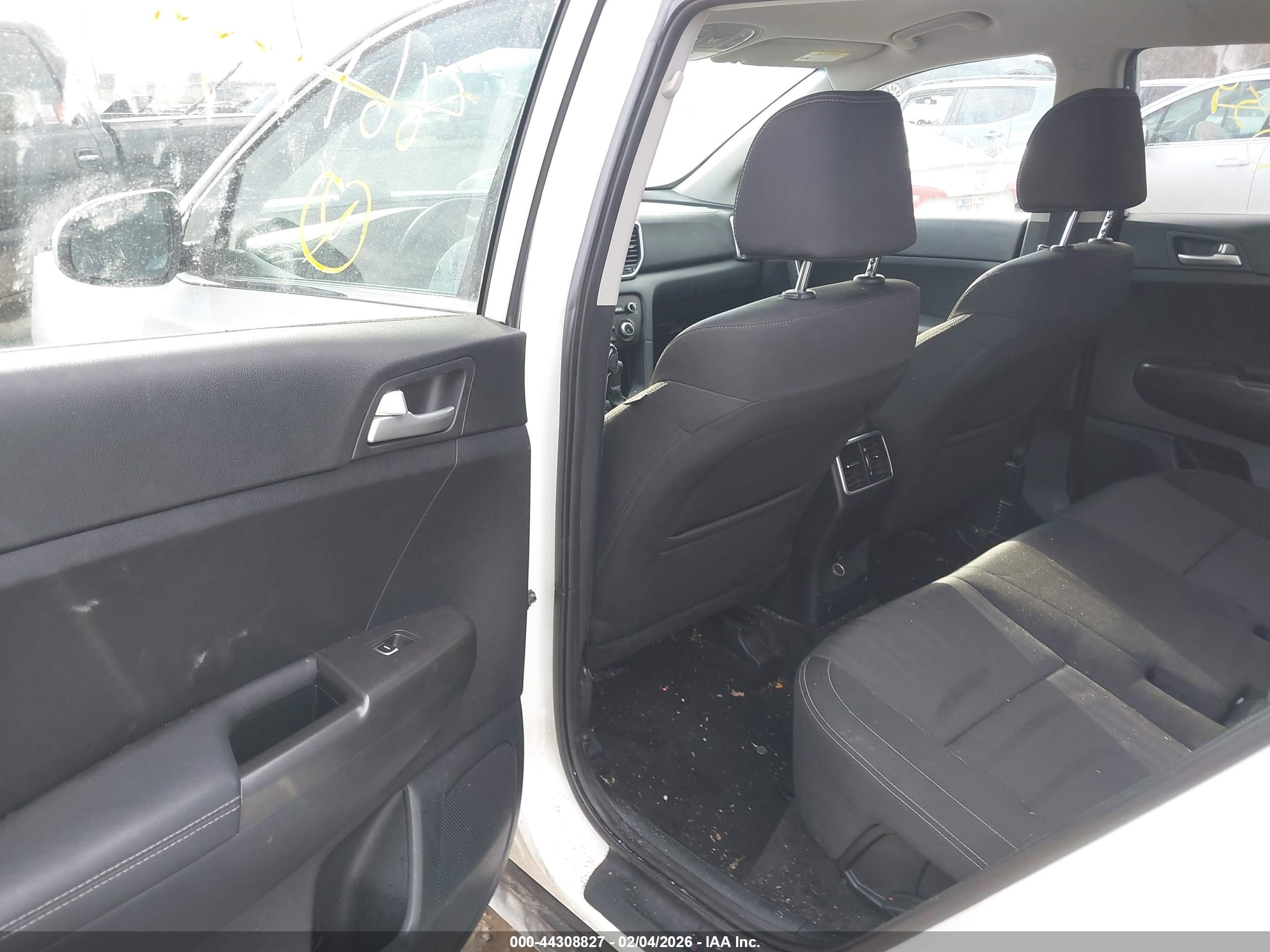 KIA SPORTAGE image 8