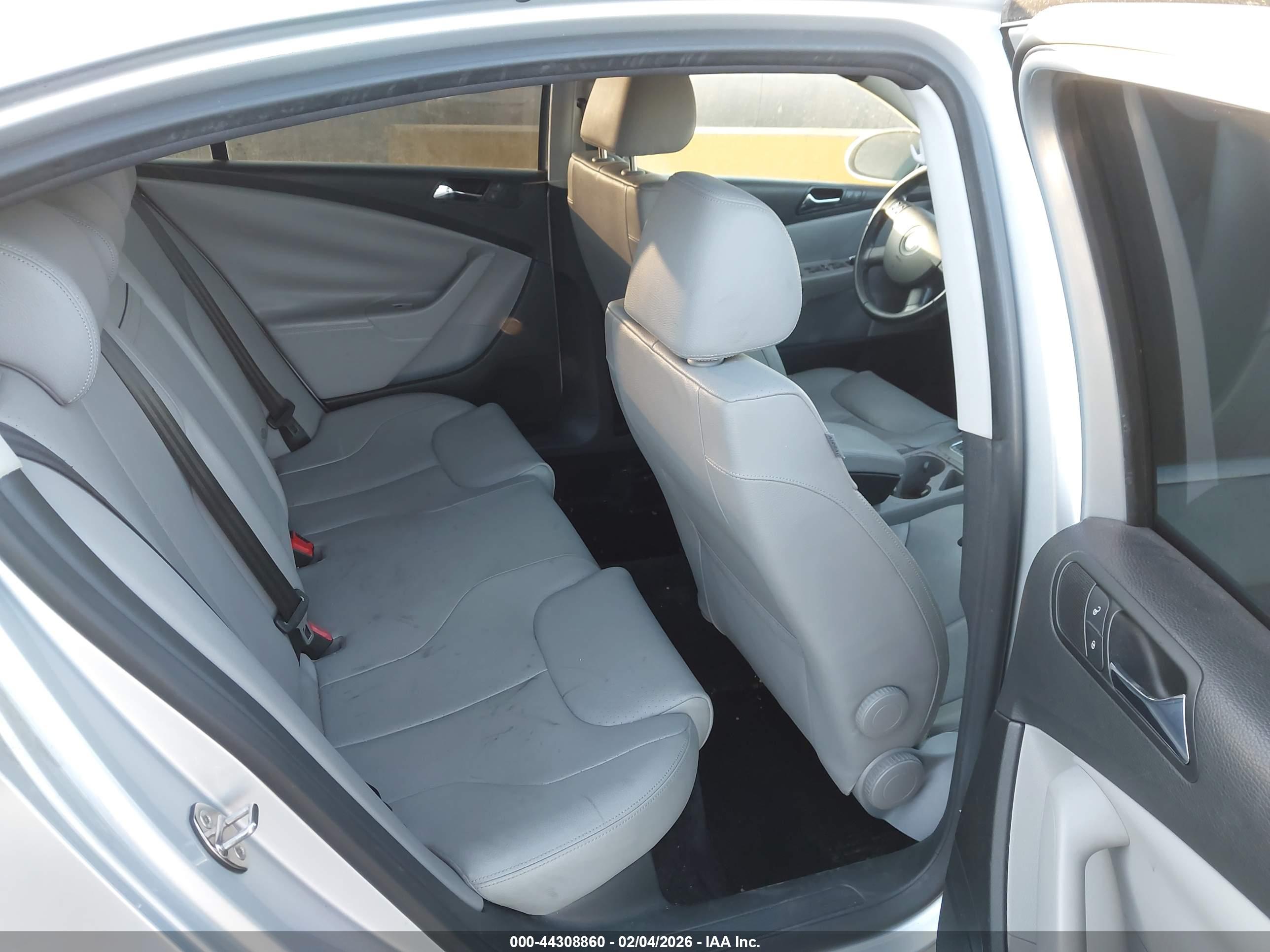 VOLKSWAGEN PASSAT image 8