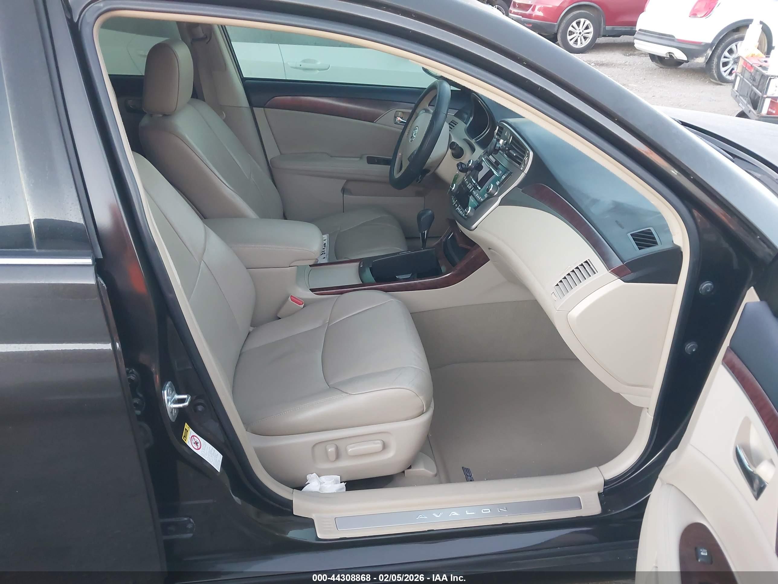 TOYOTA AVALON image 5