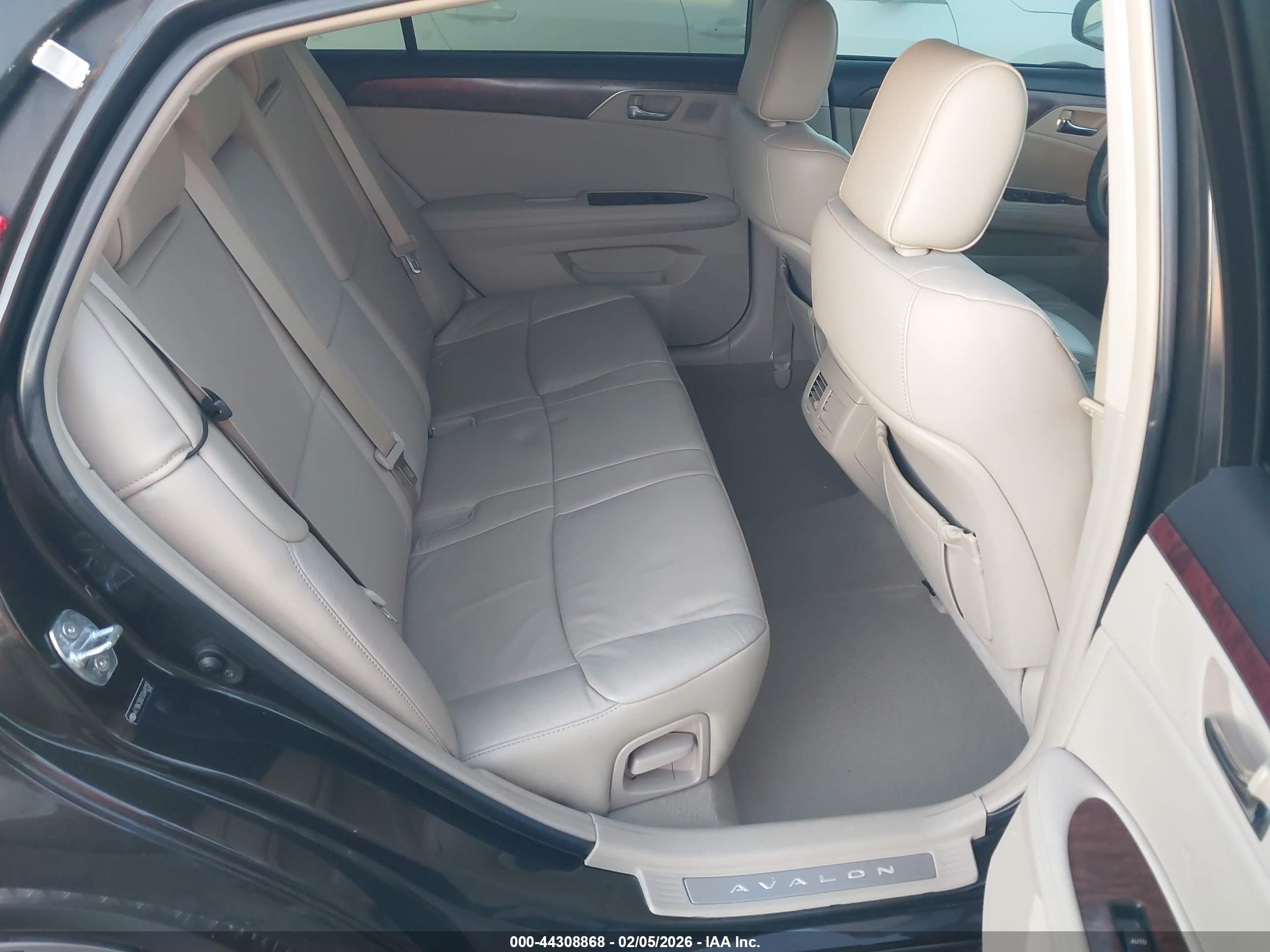 TOYOTA AVALON image 8