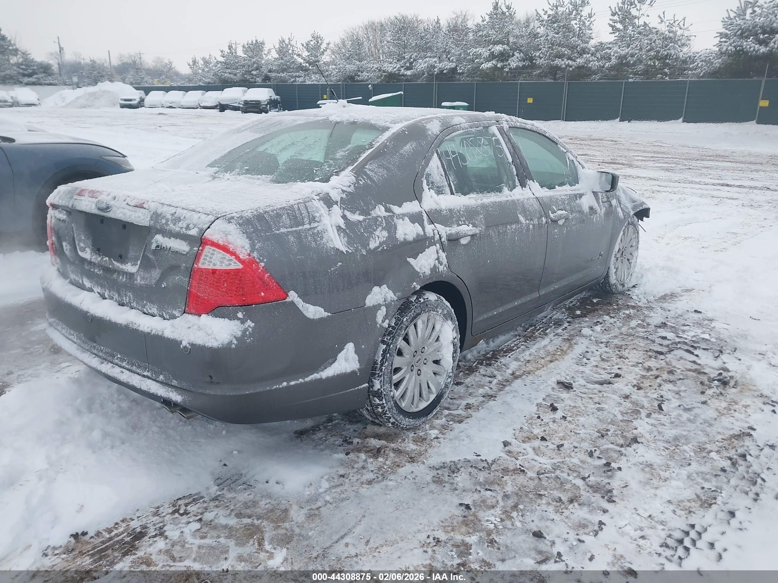 FORD FUSION image 4