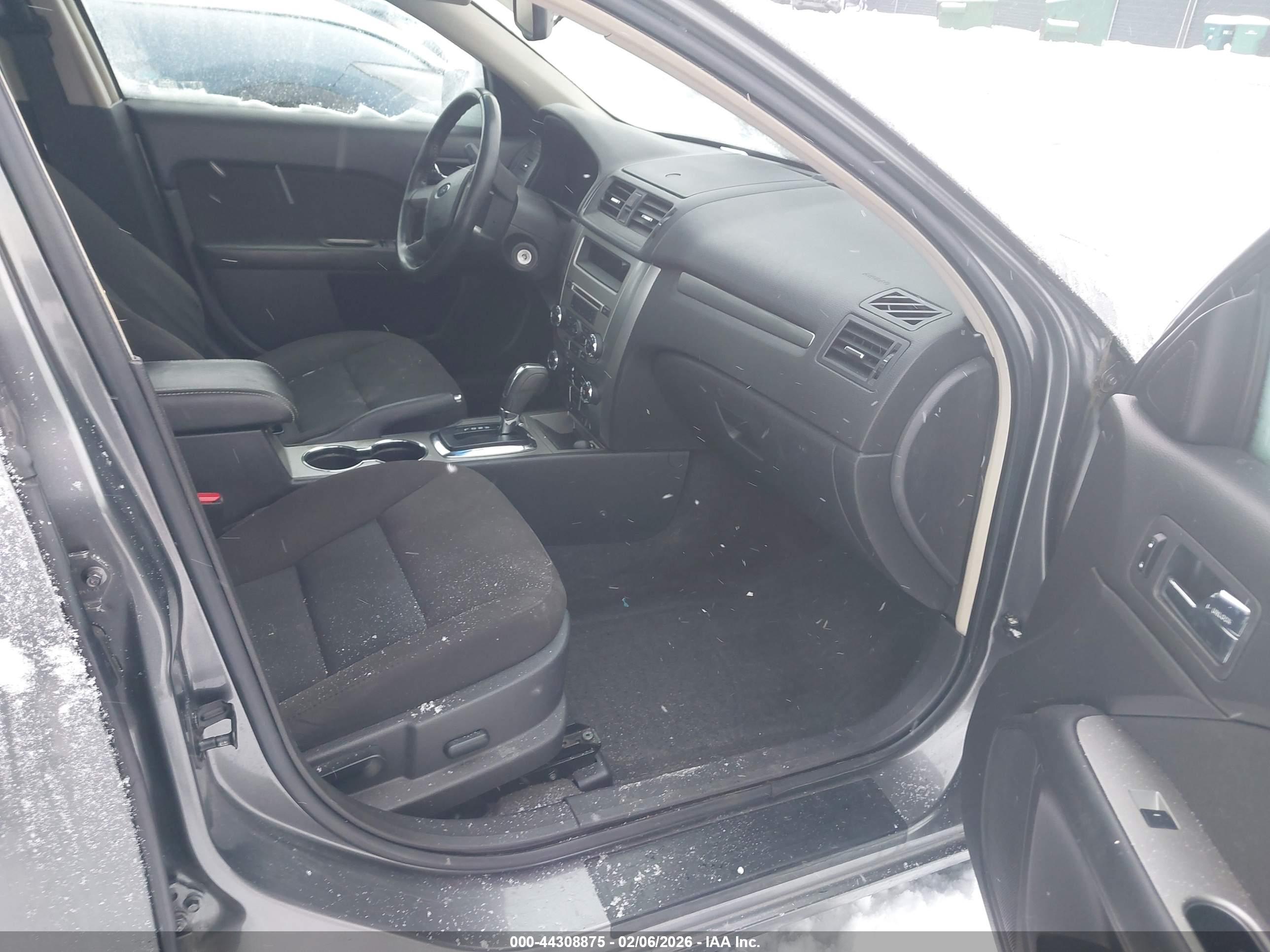 FORD FUSION image 5