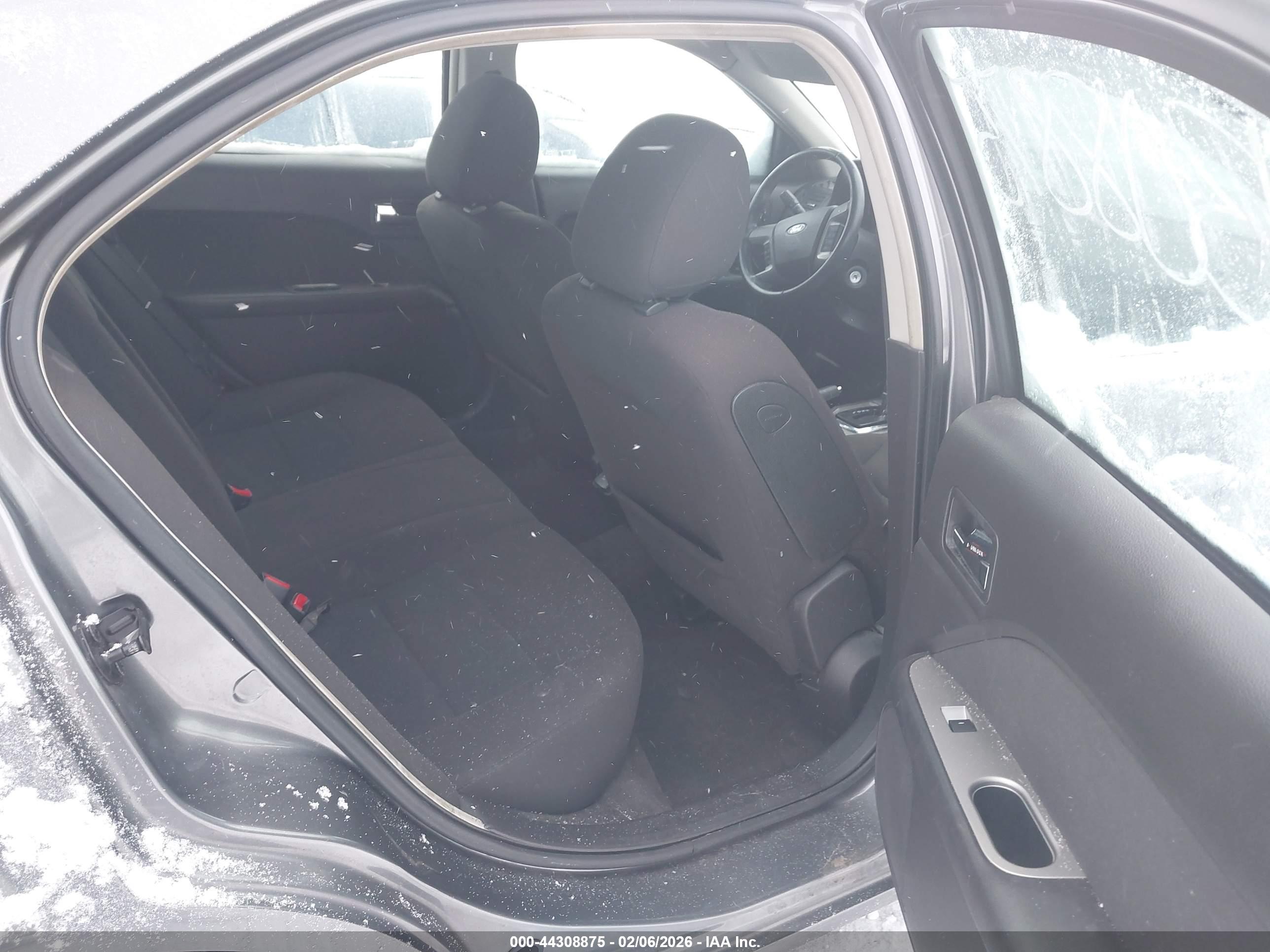 FORD FUSION image 8