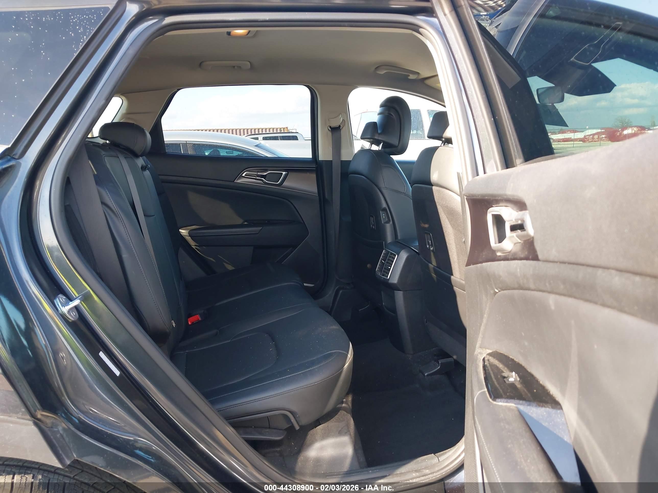 KIA SPORTAGE image 8