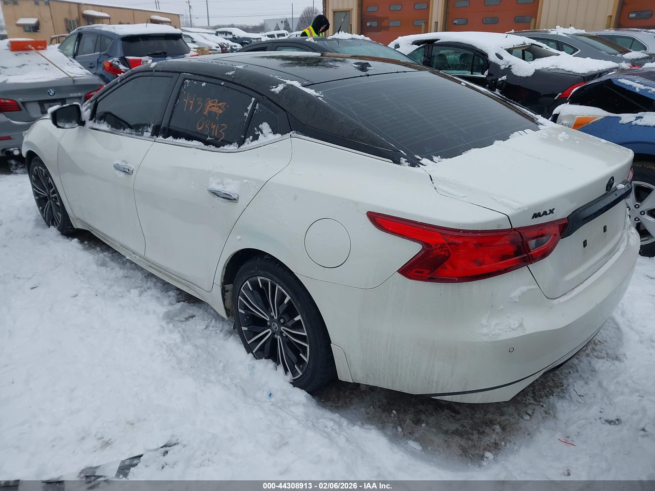 NISSAN MAXIMA image 3