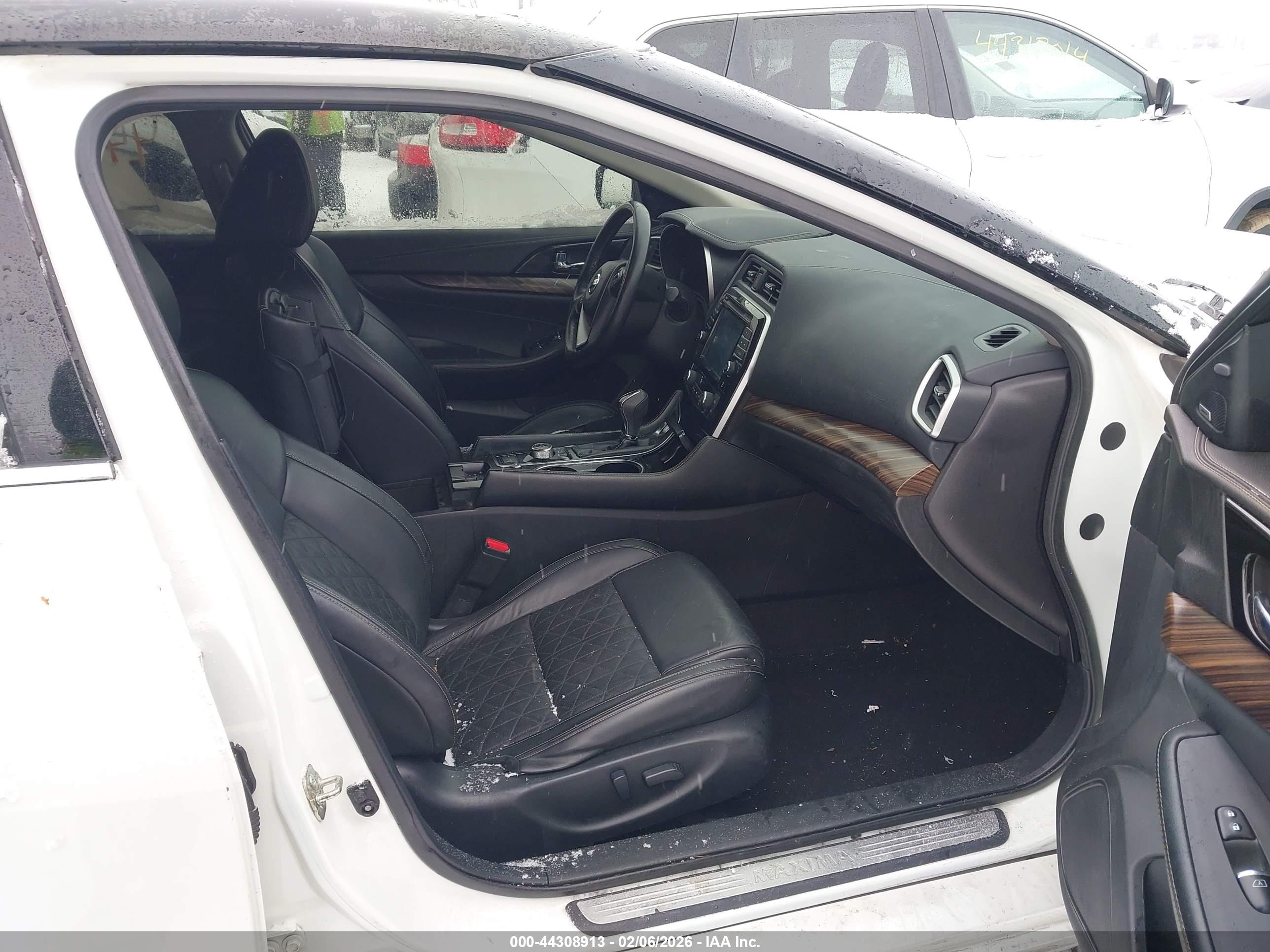 NISSAN MAXIMA image 5