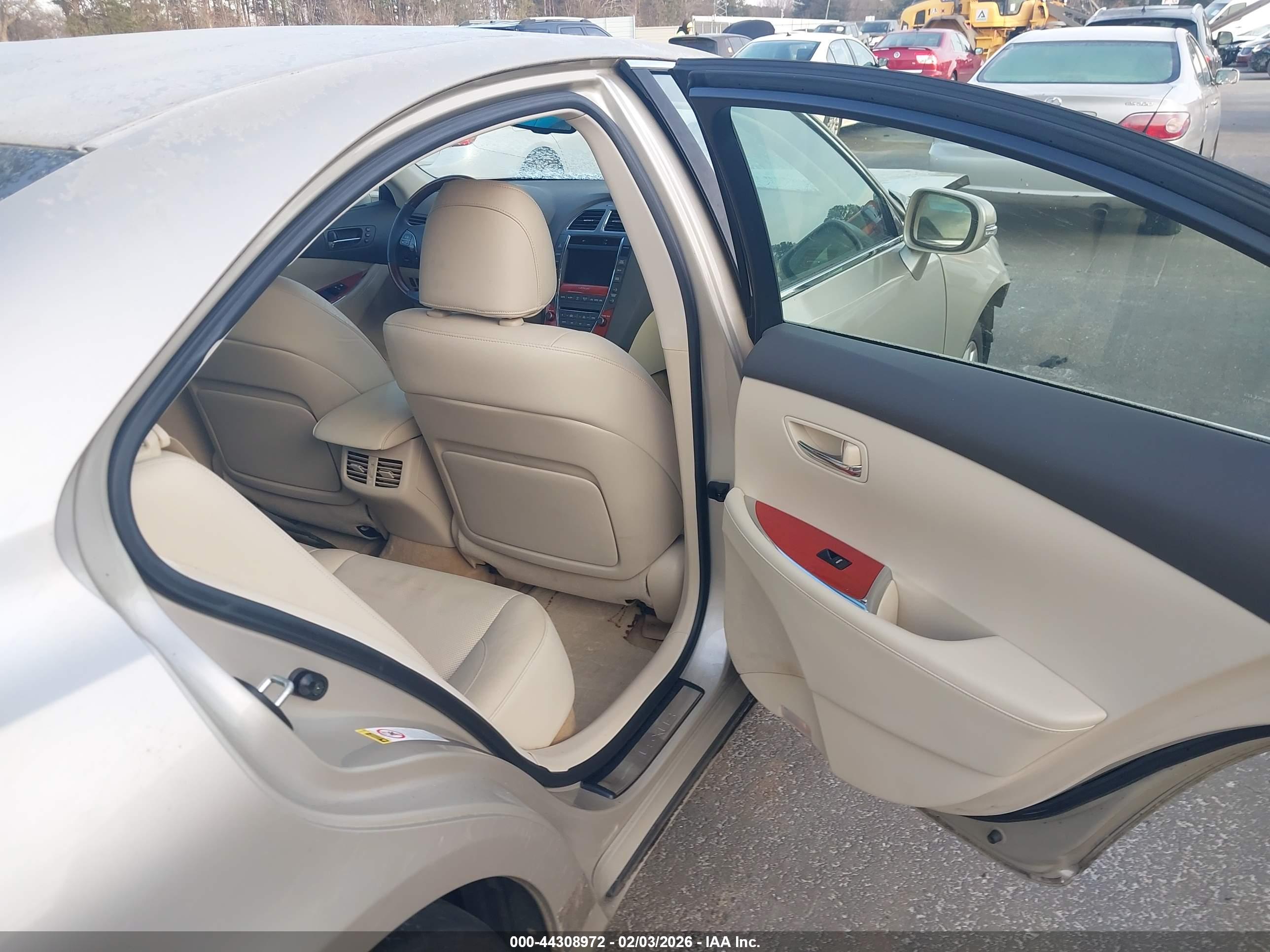 LEXUS ES image 8