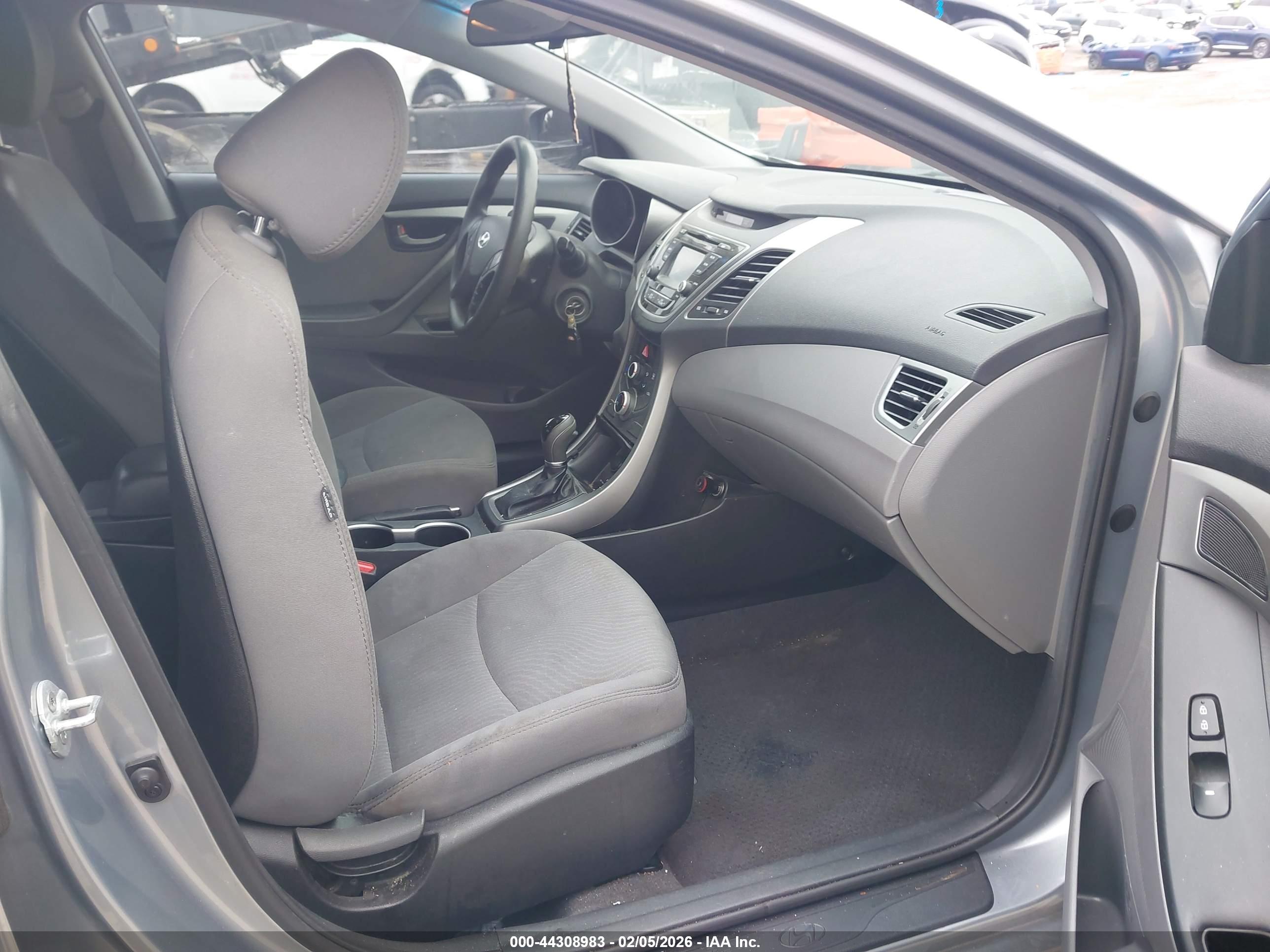 HYUNDAI ELANTRA image 5