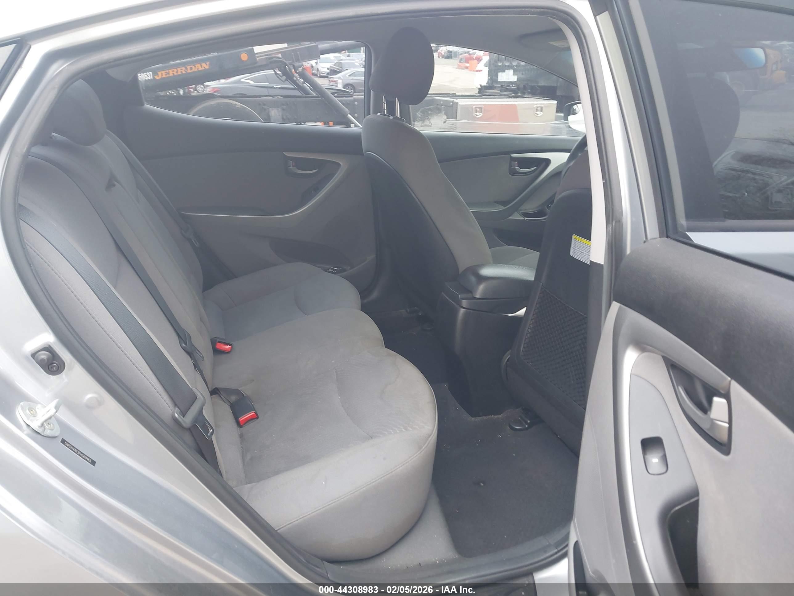 HYUNDAI ELANTRA image 8