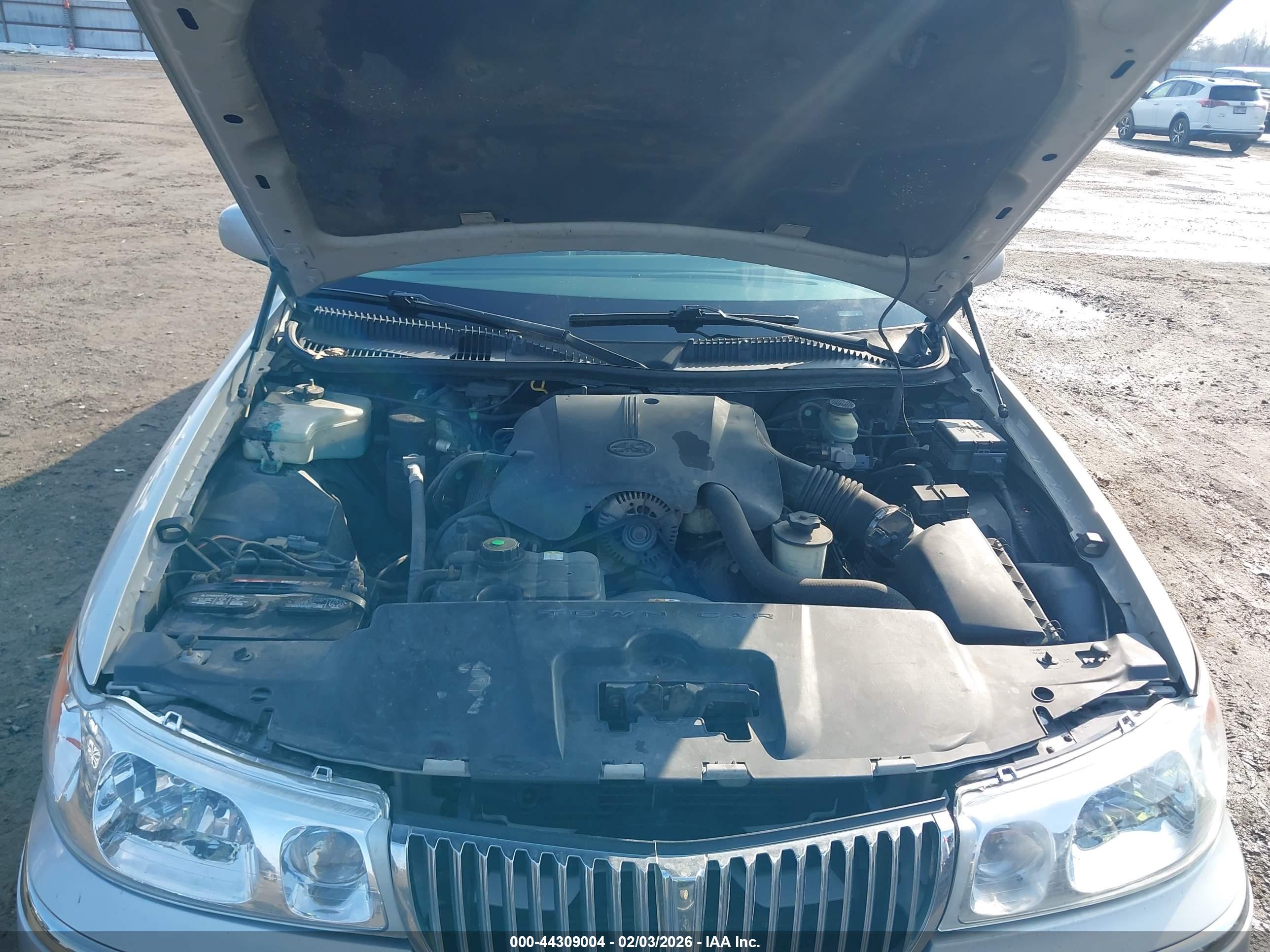 LINCOLN TOWN image 10