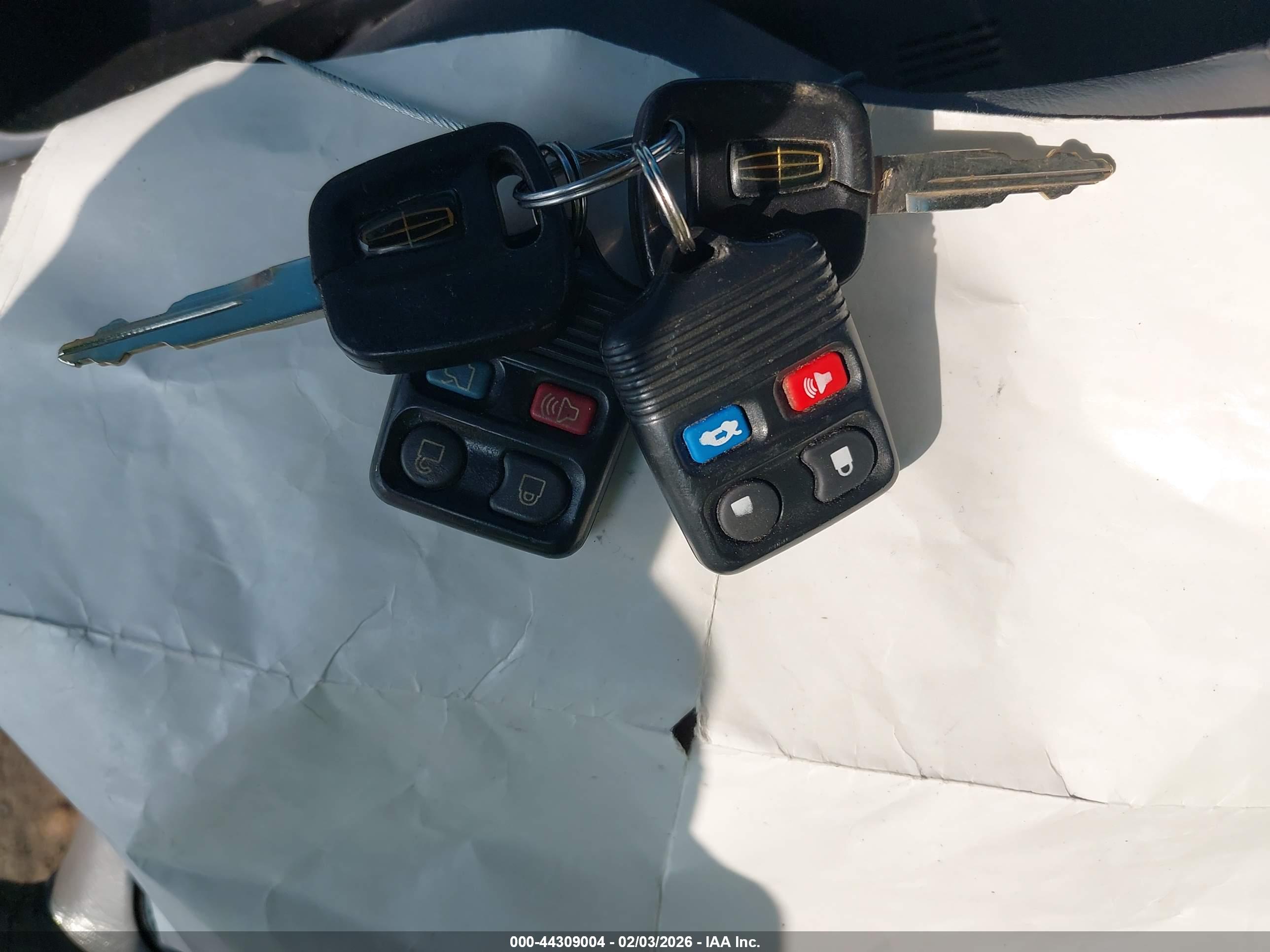 LINCOLN TOWN image 11