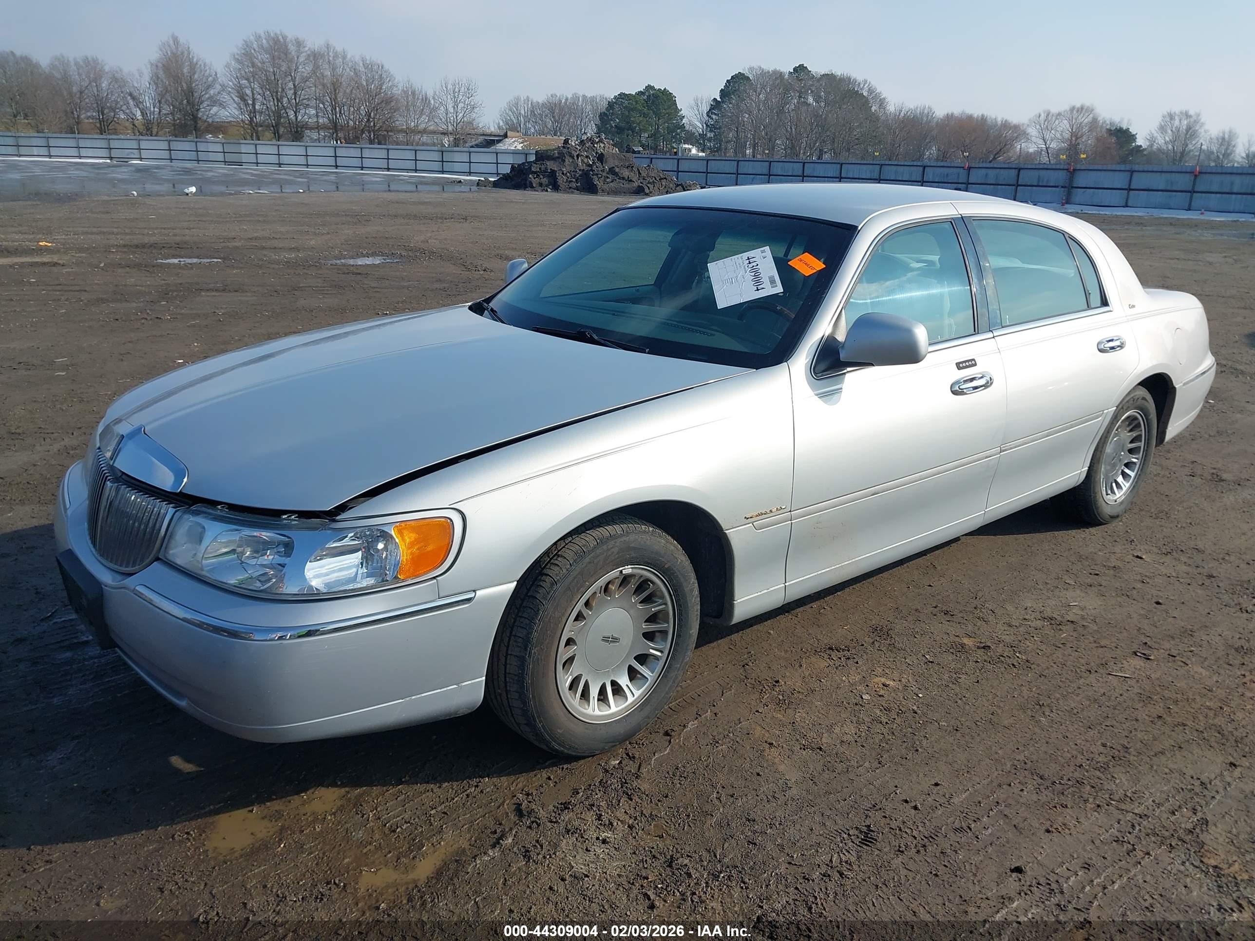 LINCOLN TOWN image 2