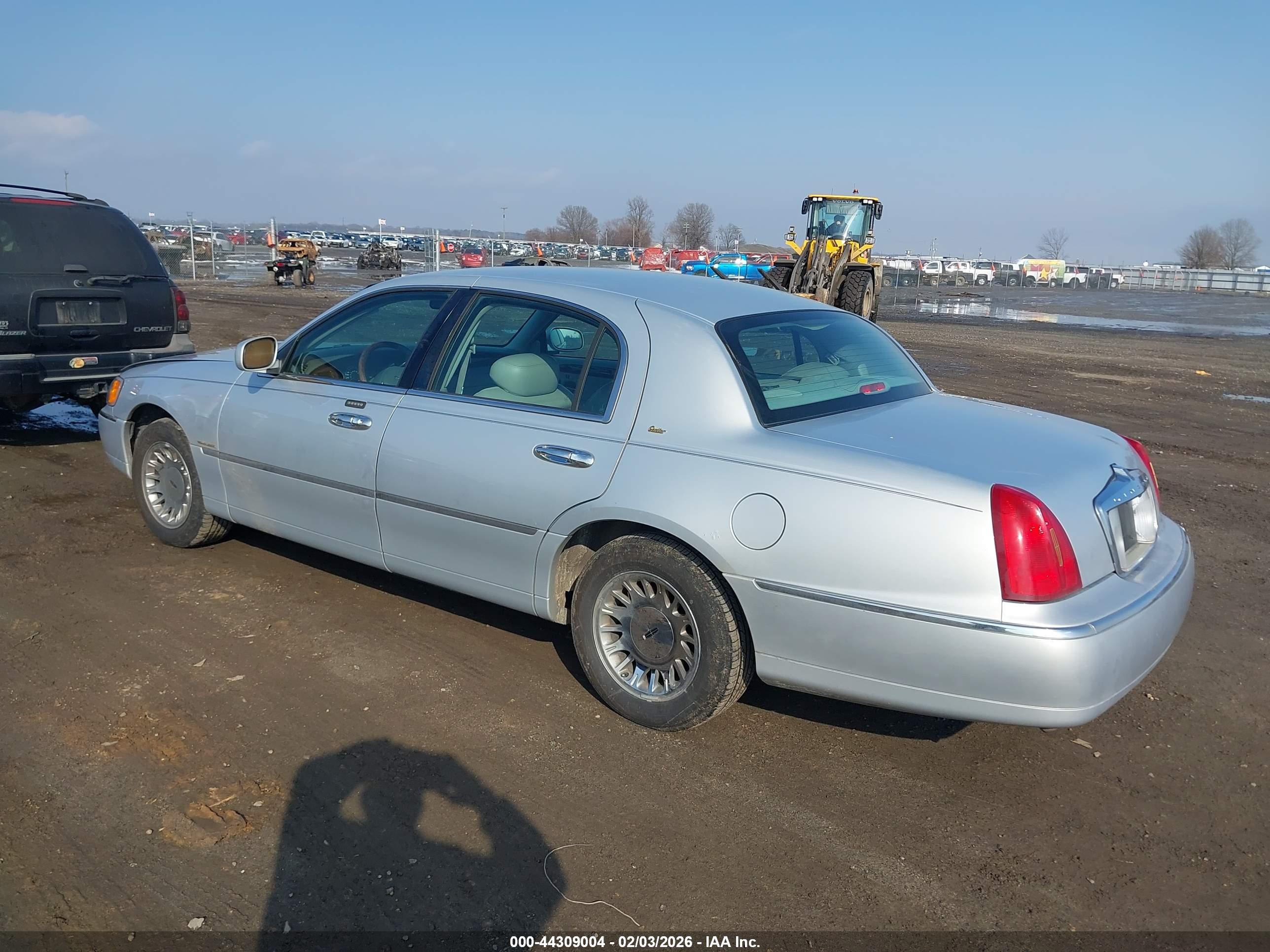 LINCOLN TOWN image 3
