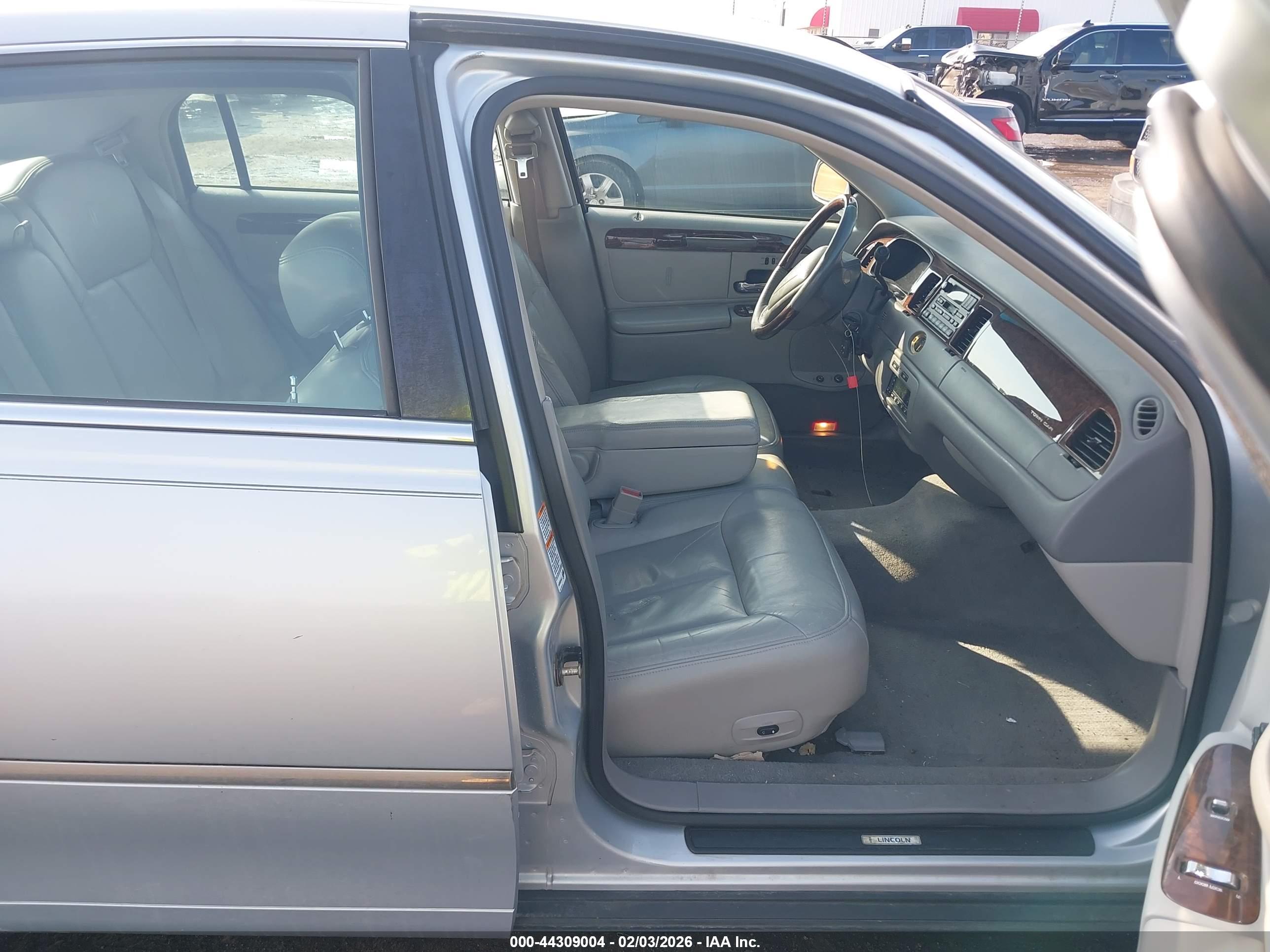 LINCOLN TOWN image 5