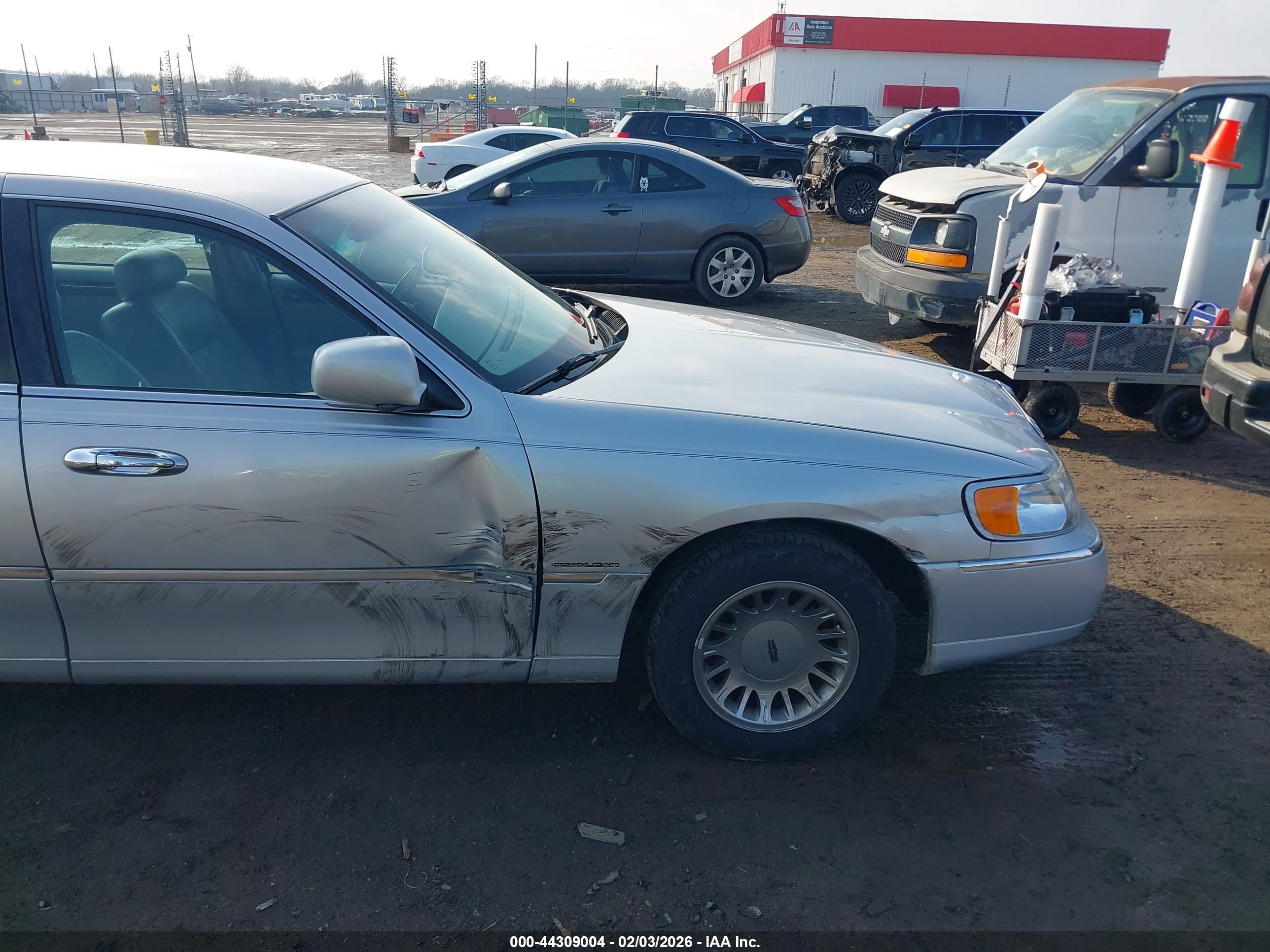 LINCOLN TOWN image 6