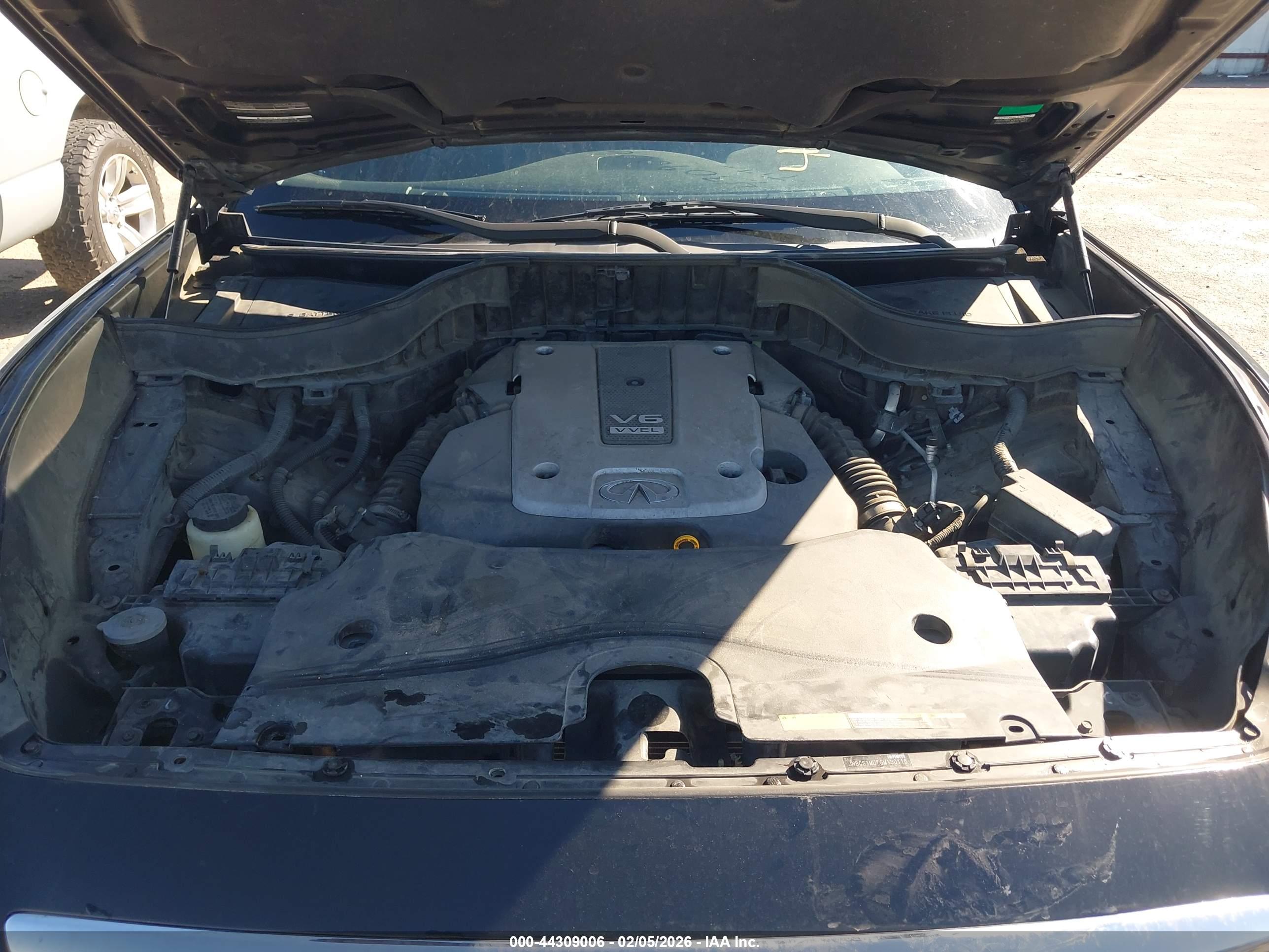 INFINITI QX70 image 10
