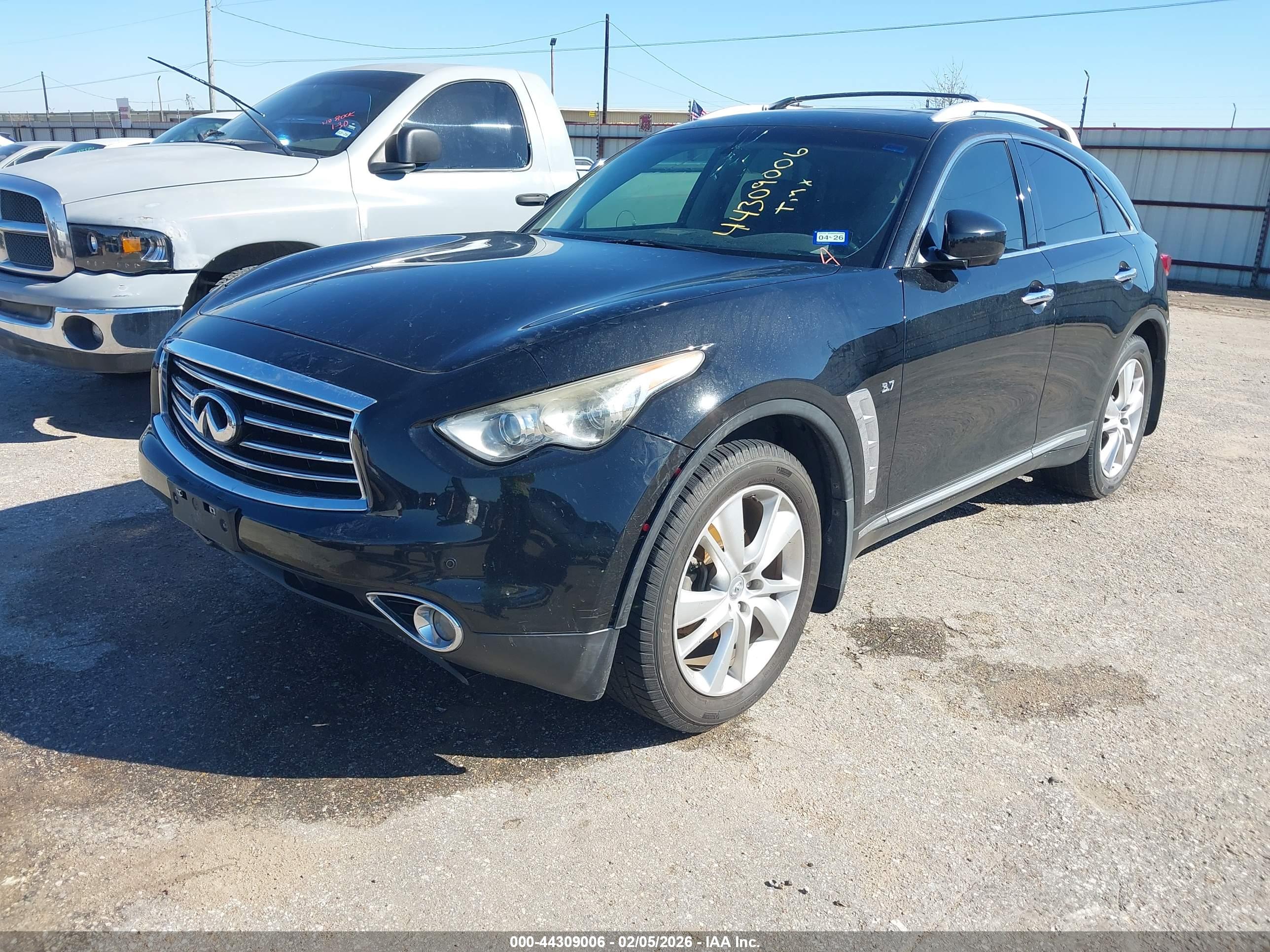 INFINITI QX70 image 2