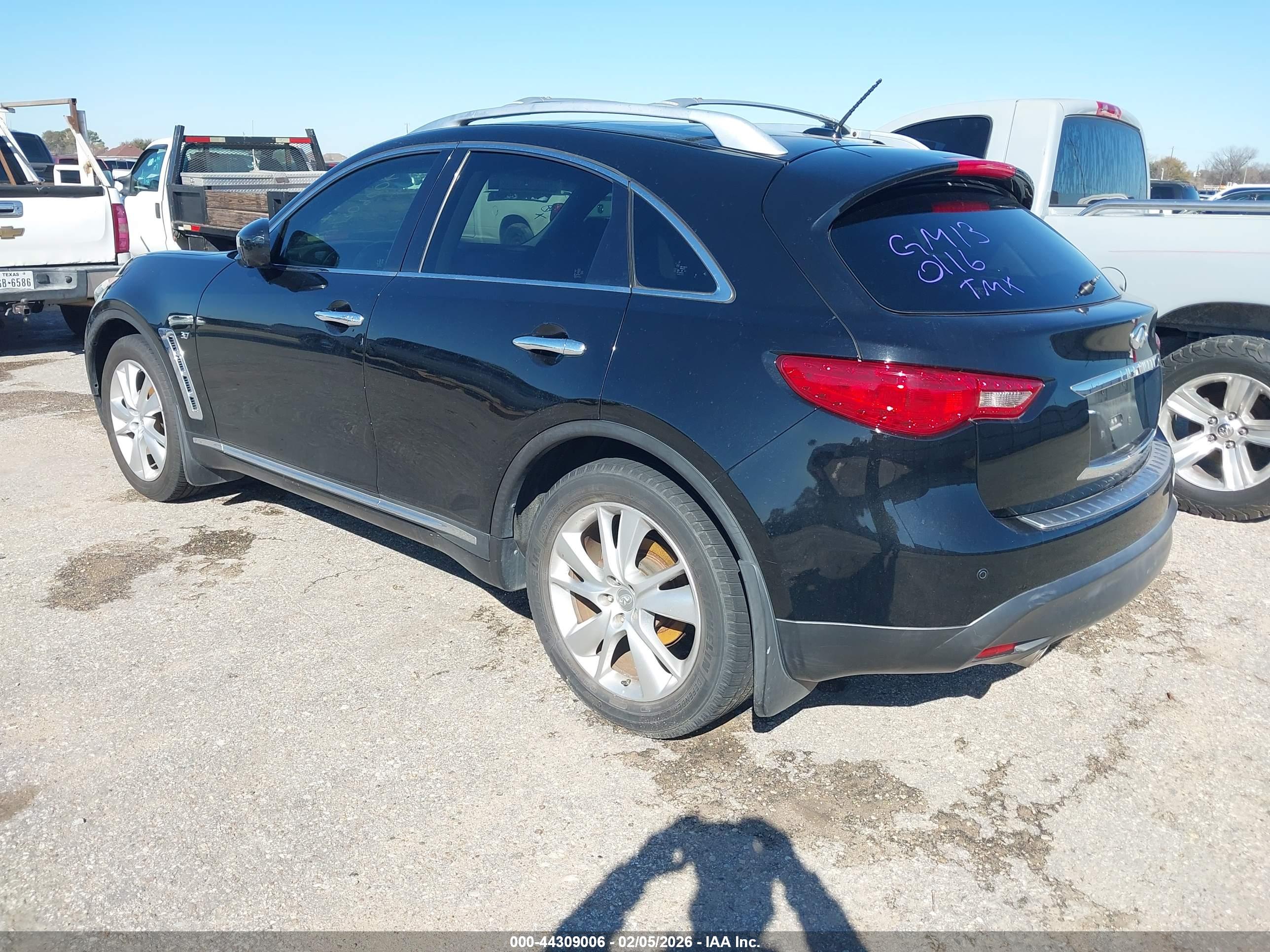 INFINITI QX70 image 3