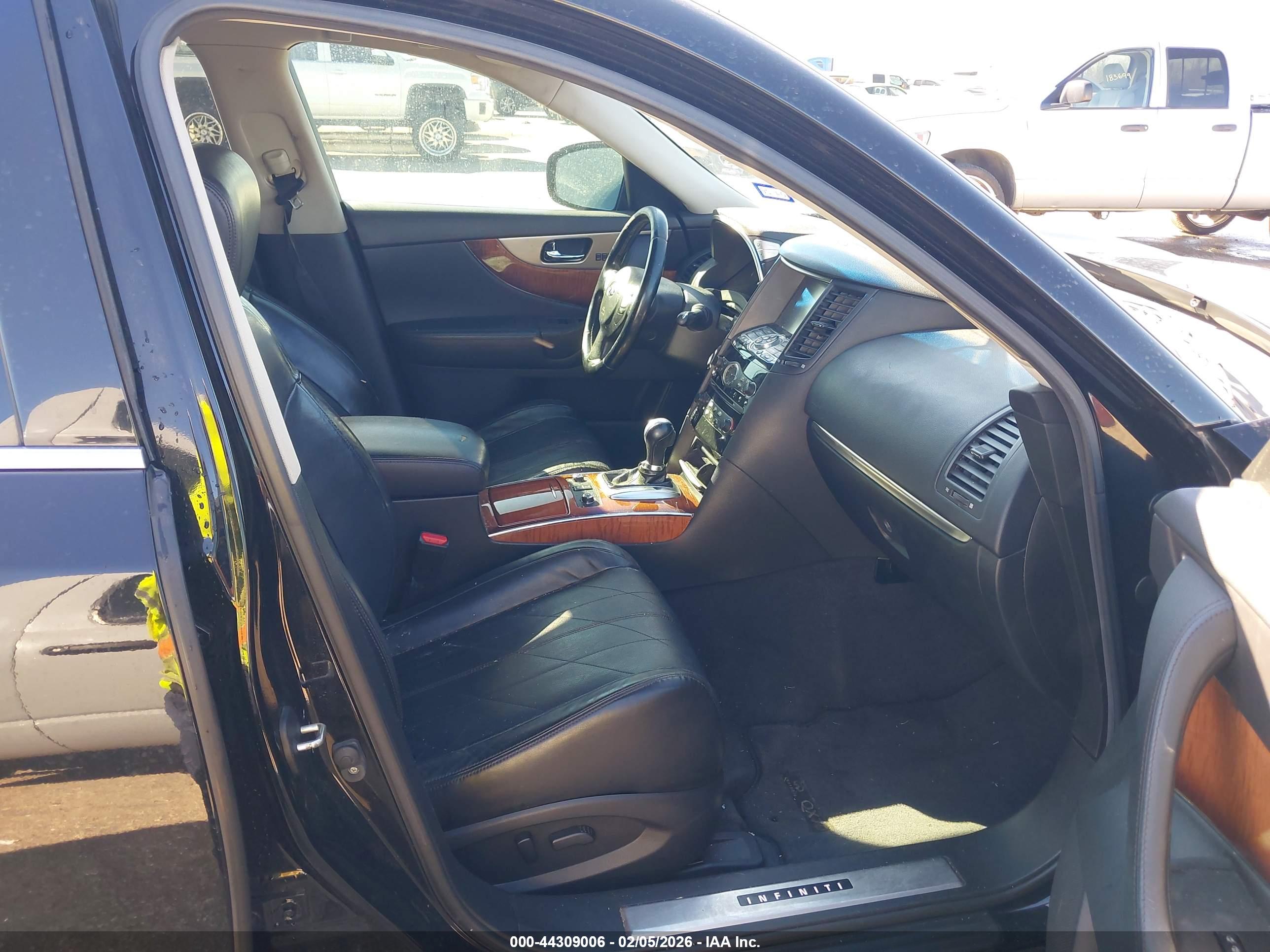 INFINITI QX70 image 5