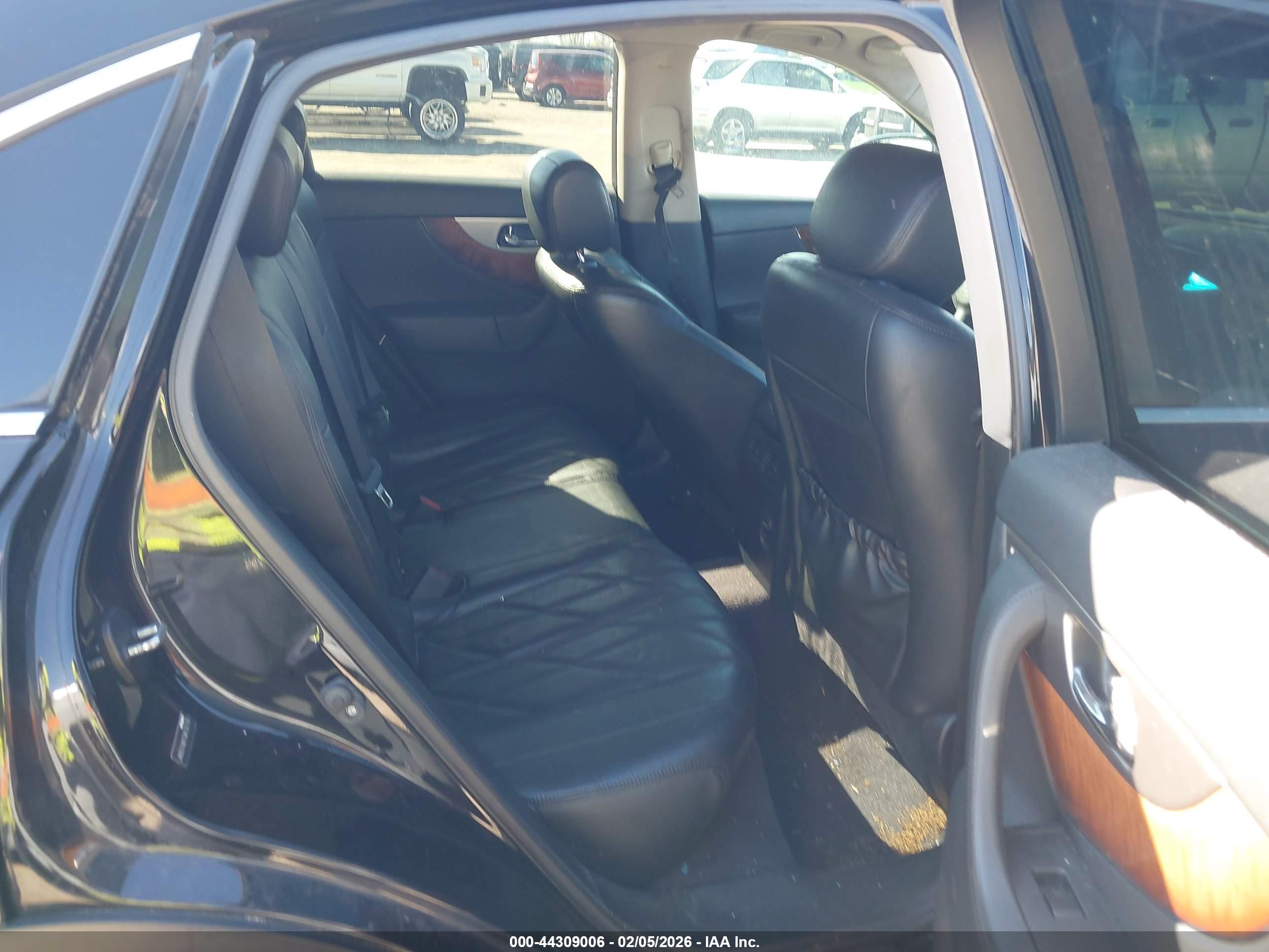 INFINITI QX70 image 8