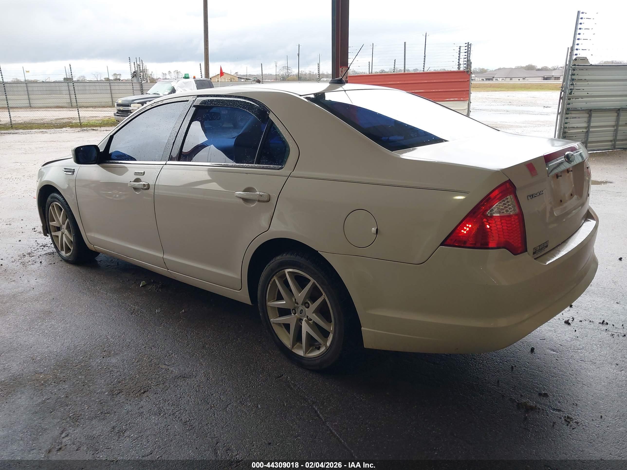 FORD FUSION image 3