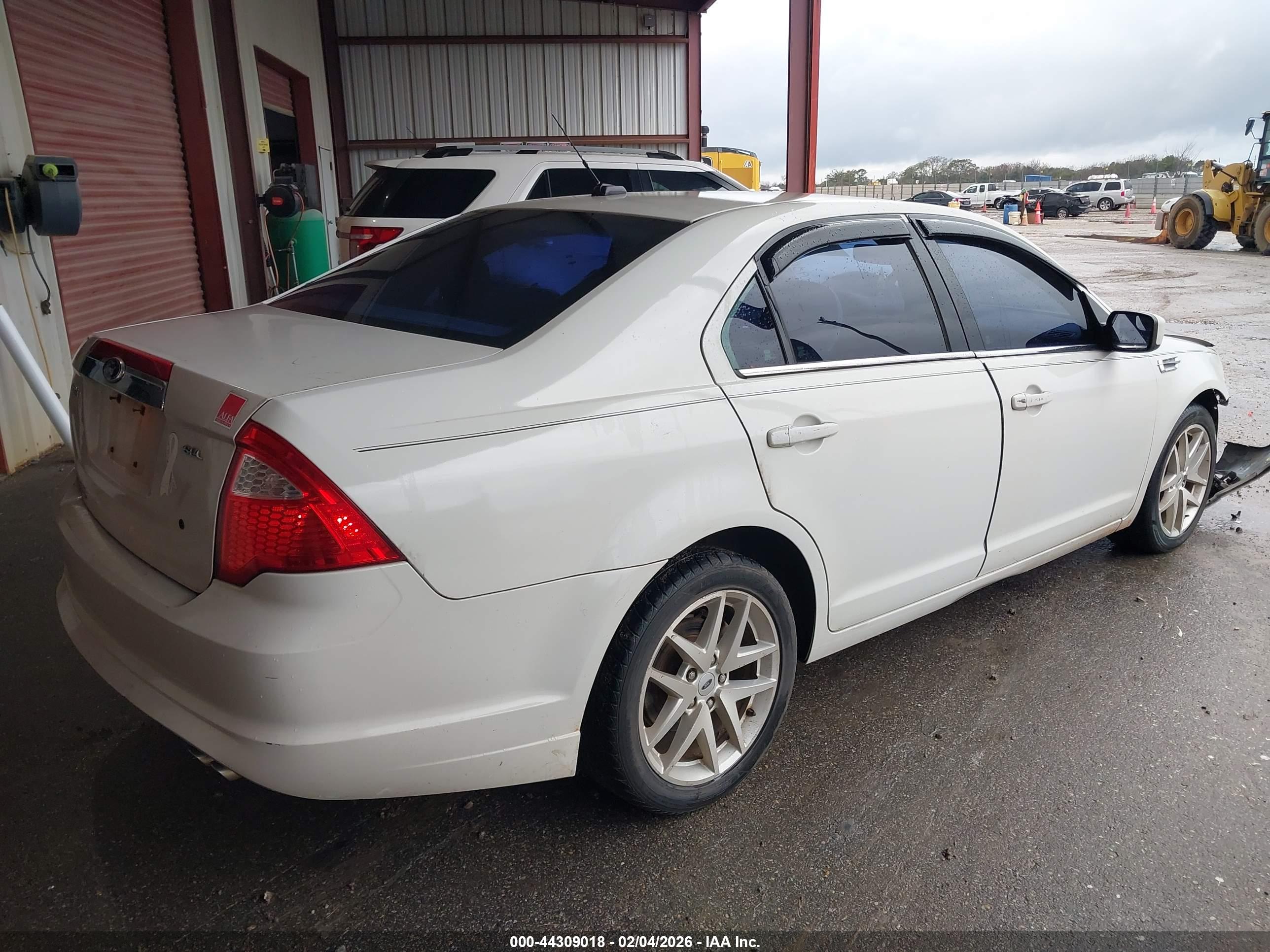 FORD FUSION image 4