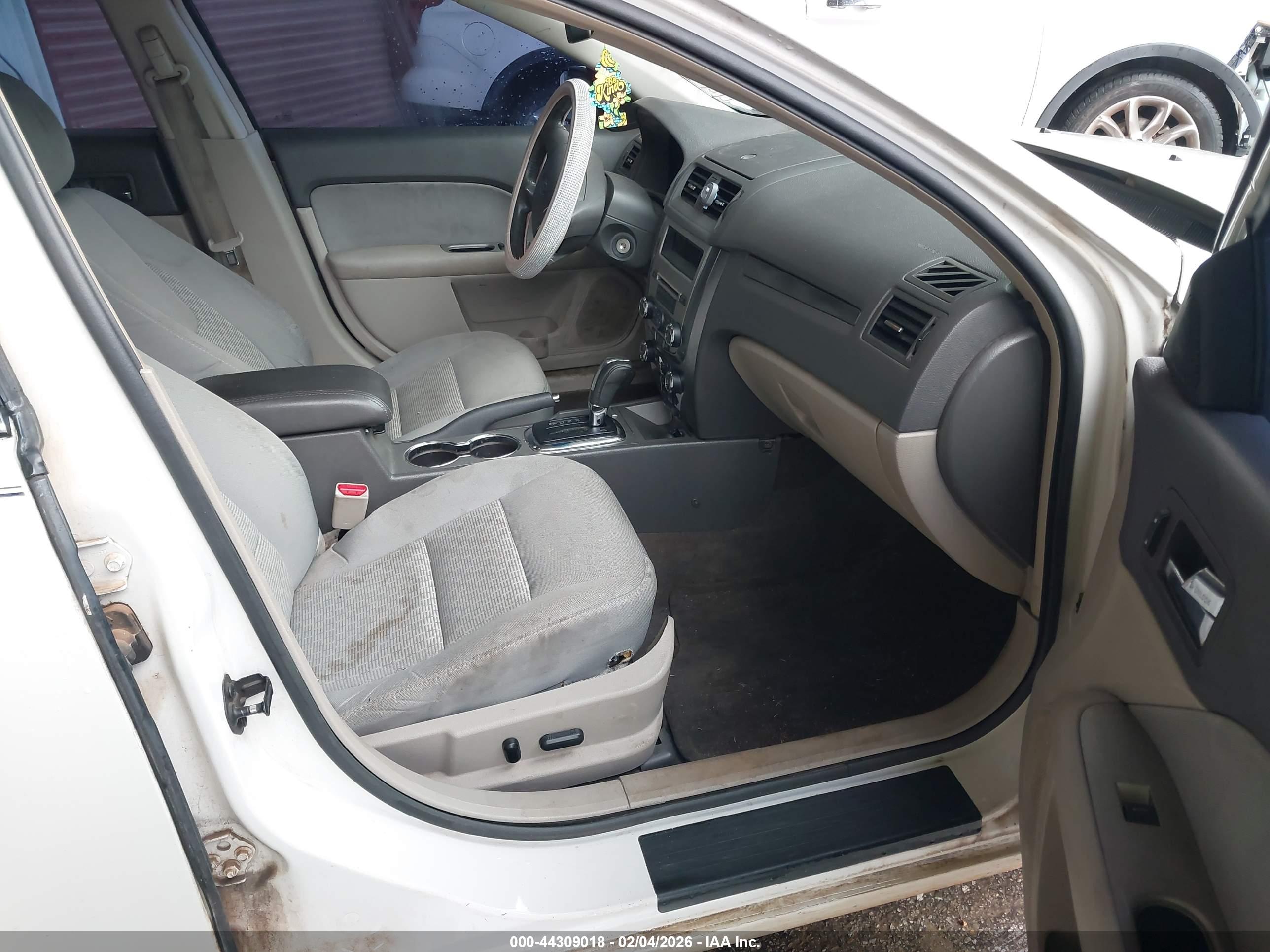 FORD FUSION image 5