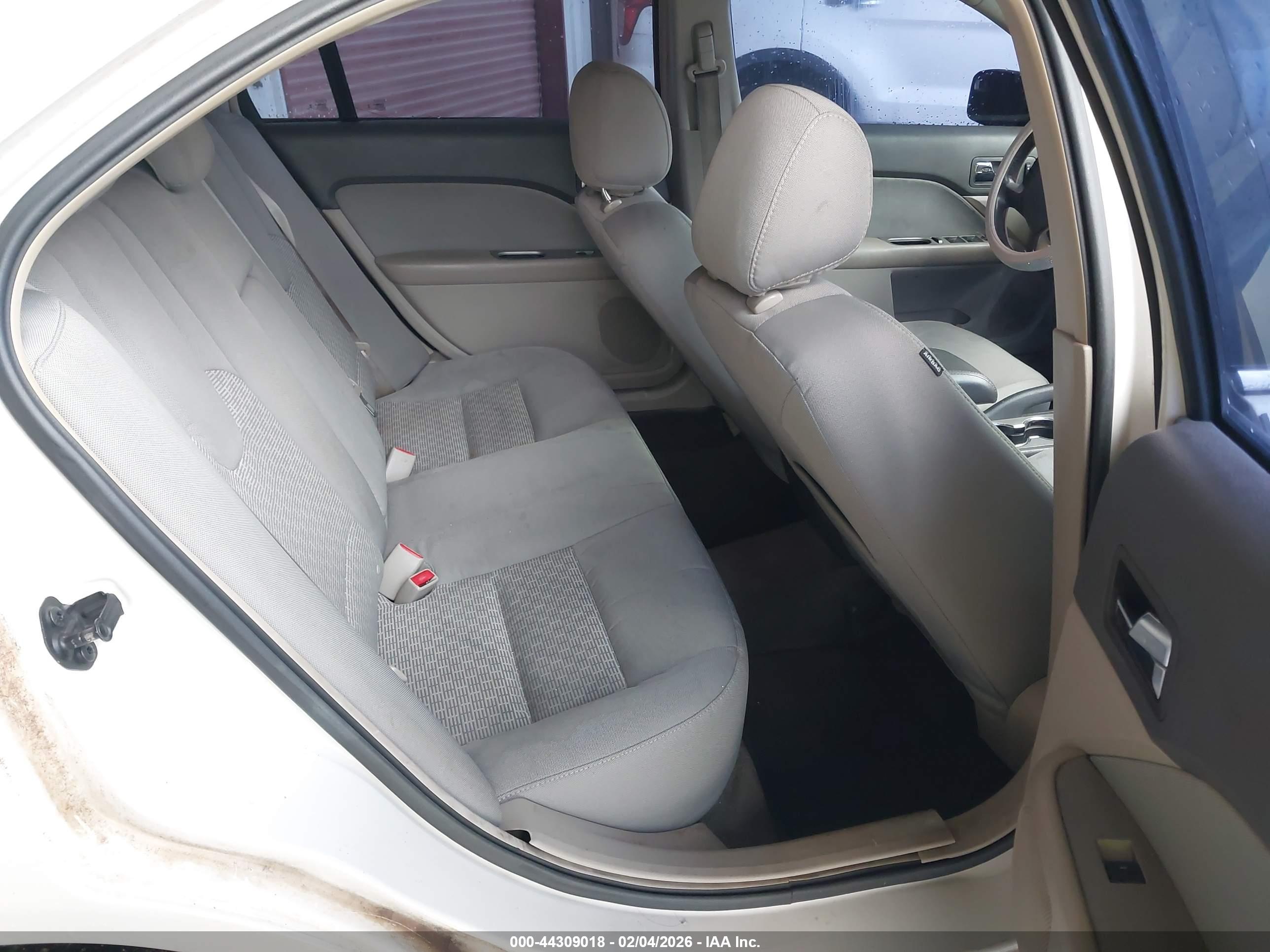 FORD FUSION image 8