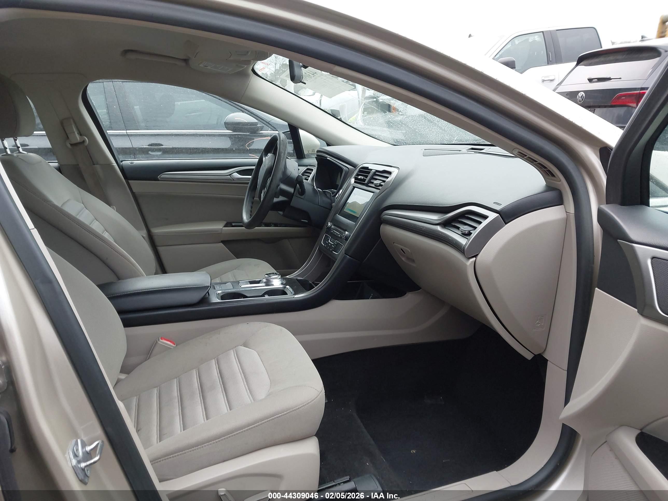 FORD FUSION image 5