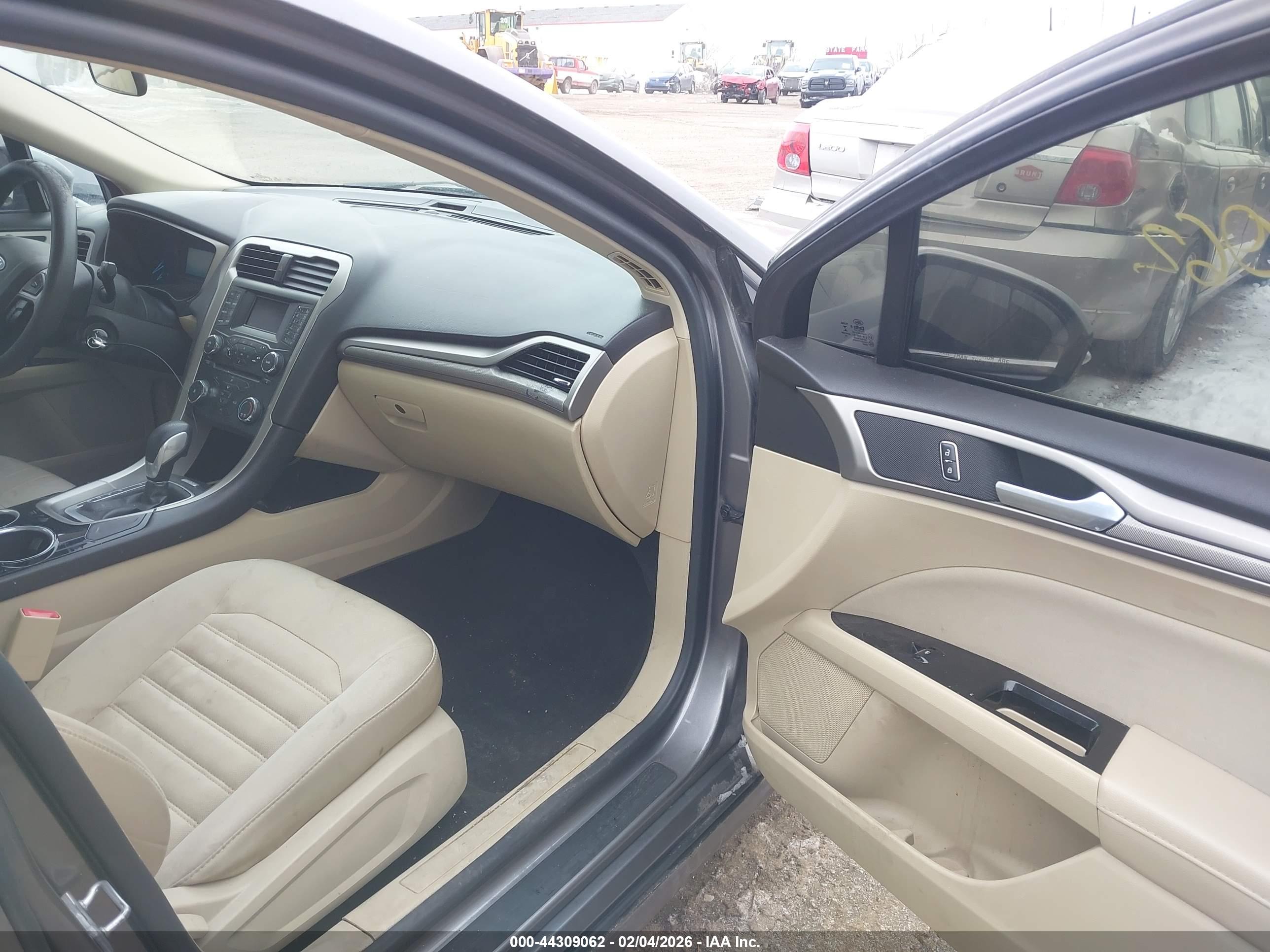 FORD FUSION image 5