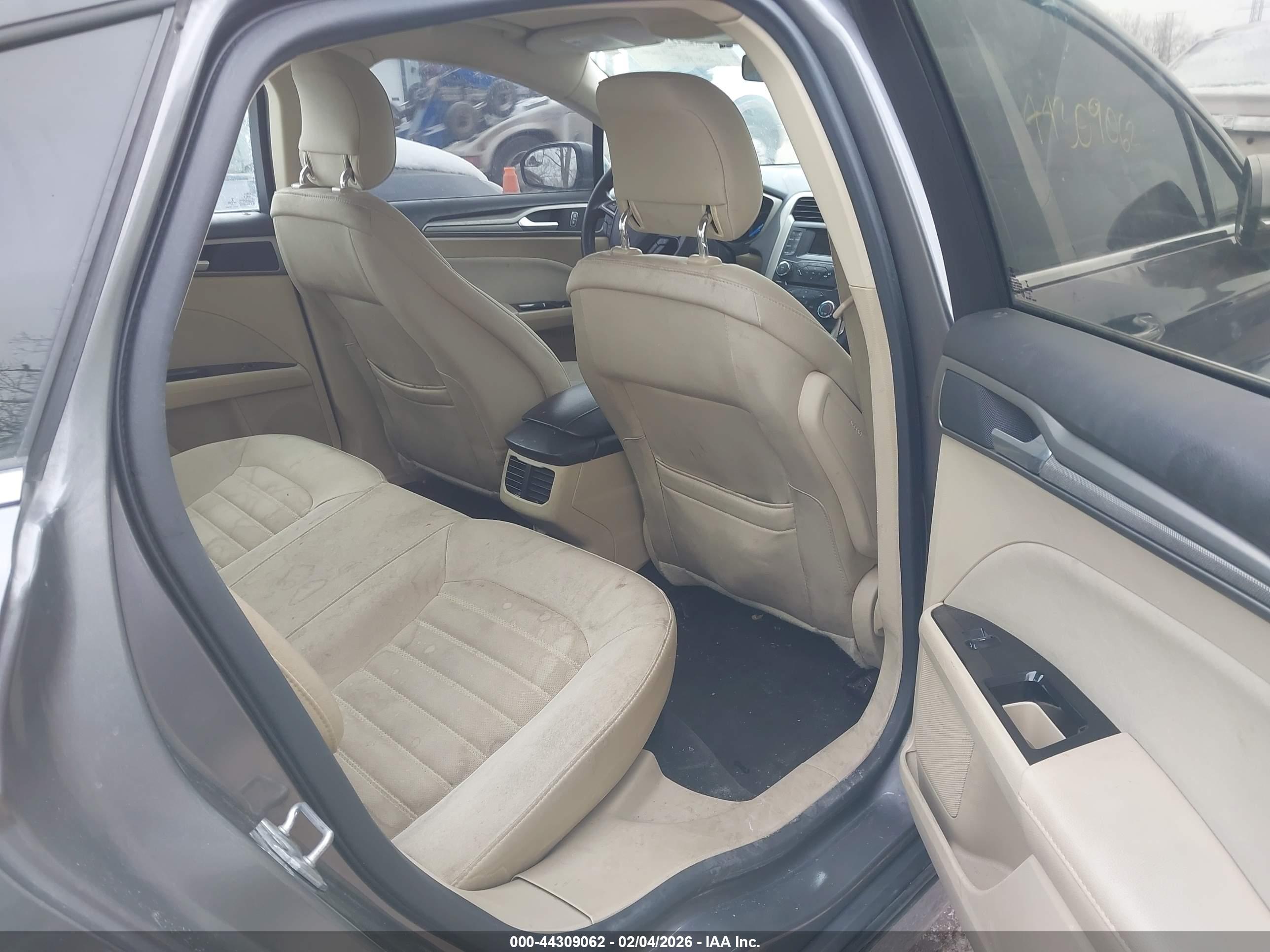 FORD FUSION image 8