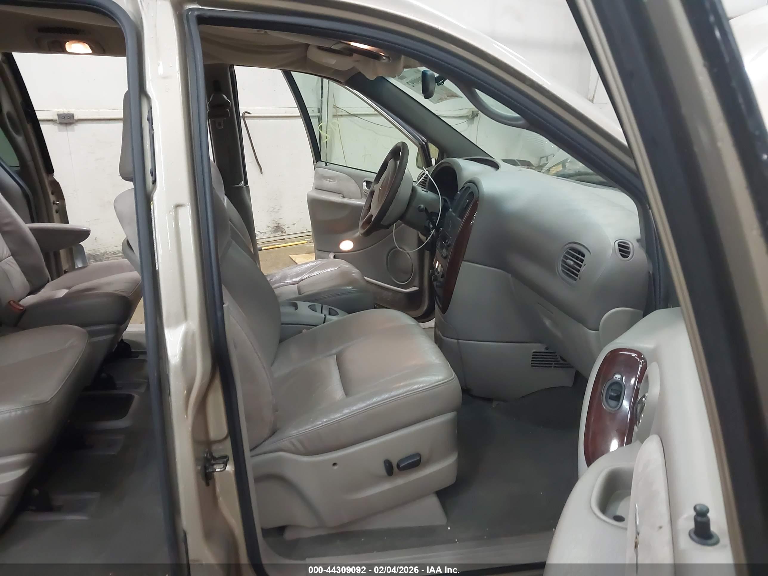 CHRYSLER TOWN image 5