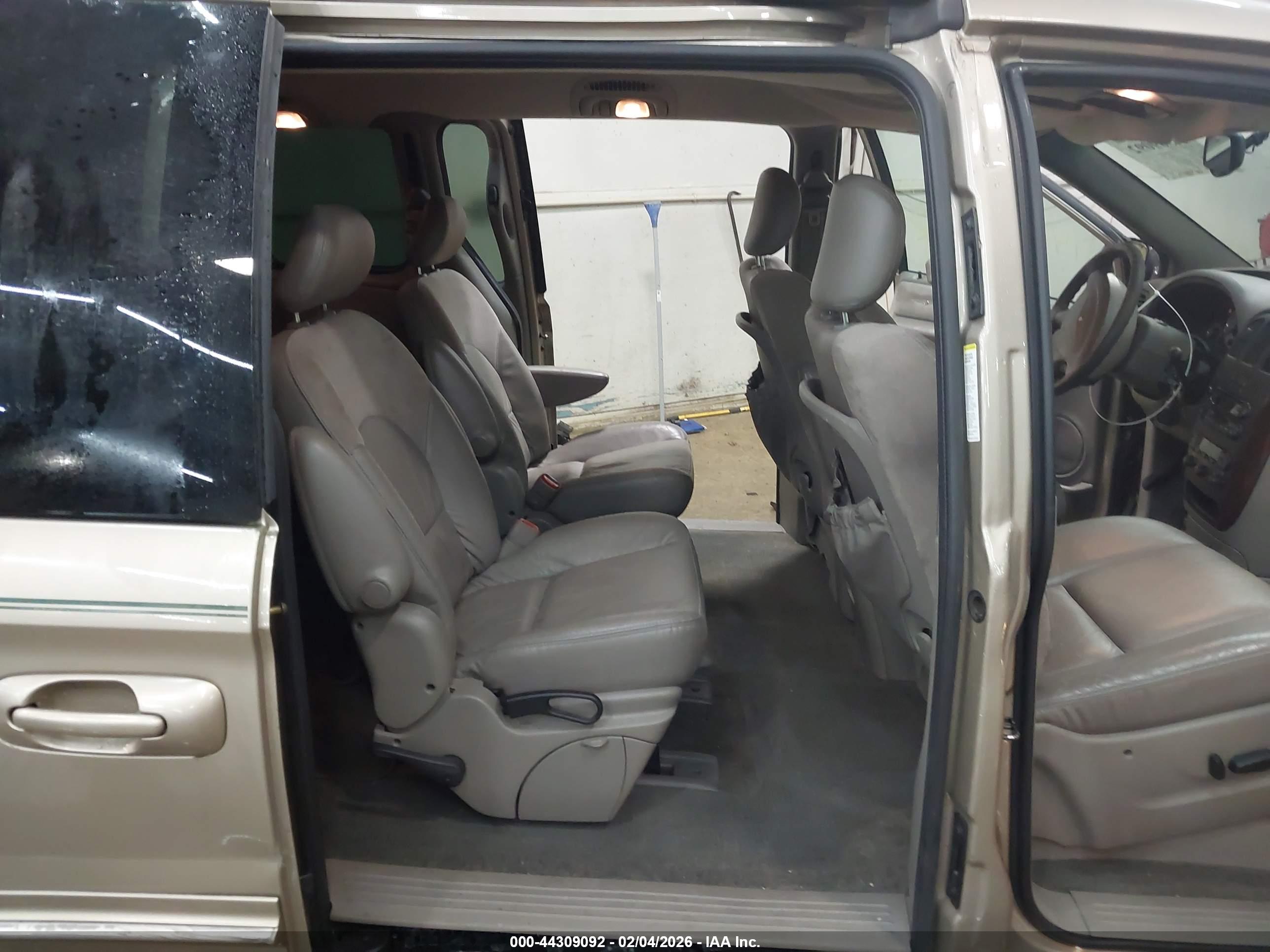CHRYSLER TOWN image 8