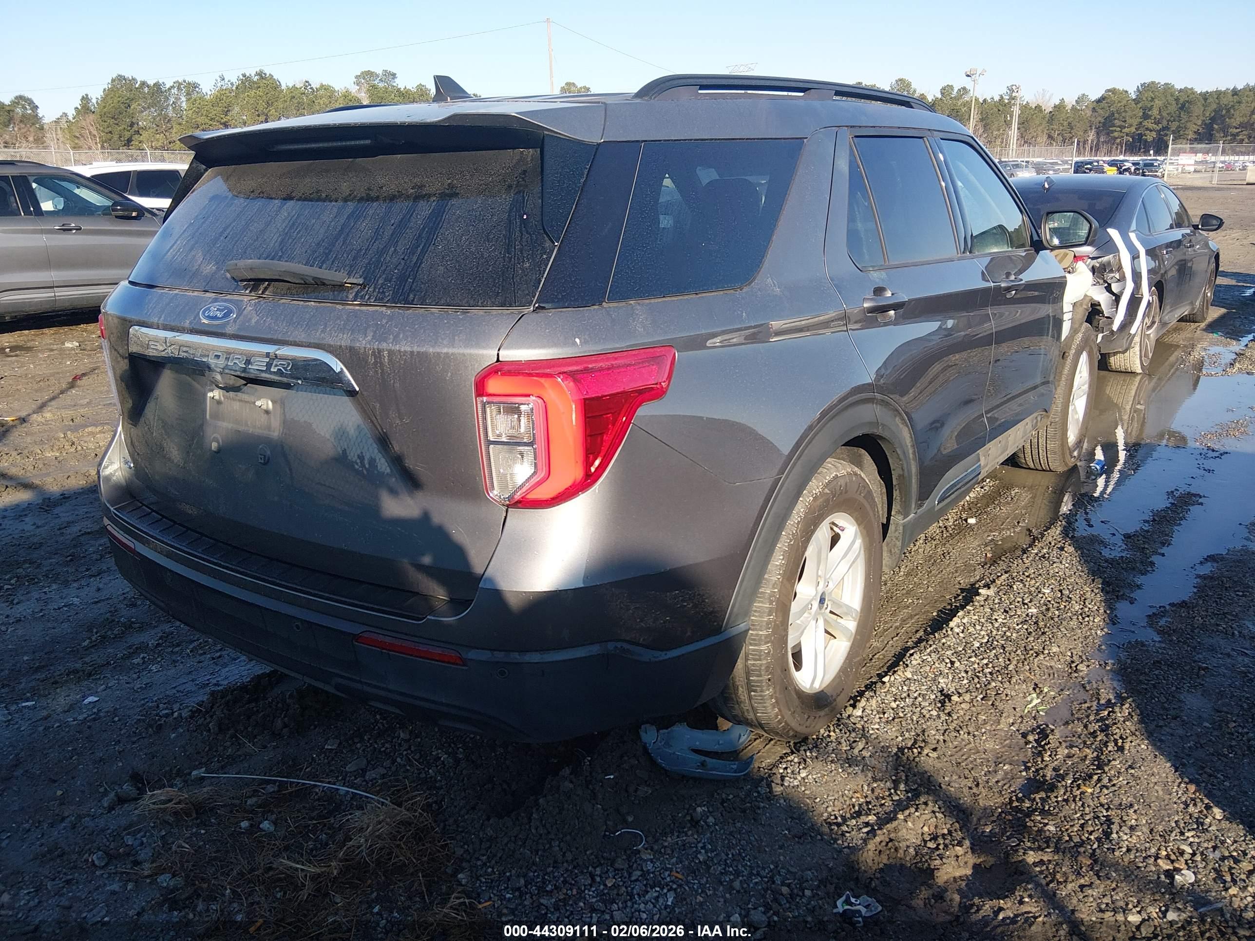 FORD EXPLORER image 4