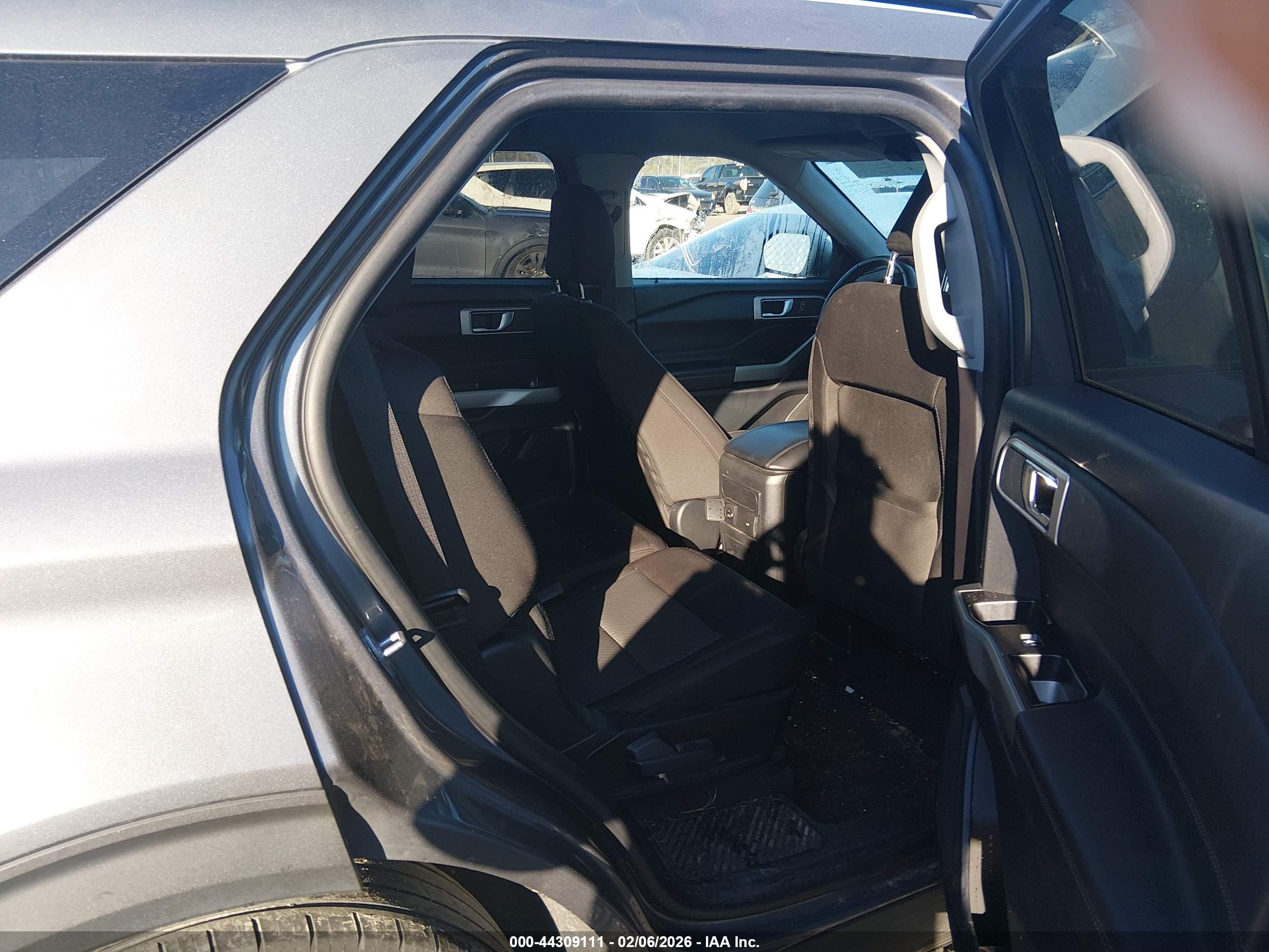 FORD EXPLORER image 8
