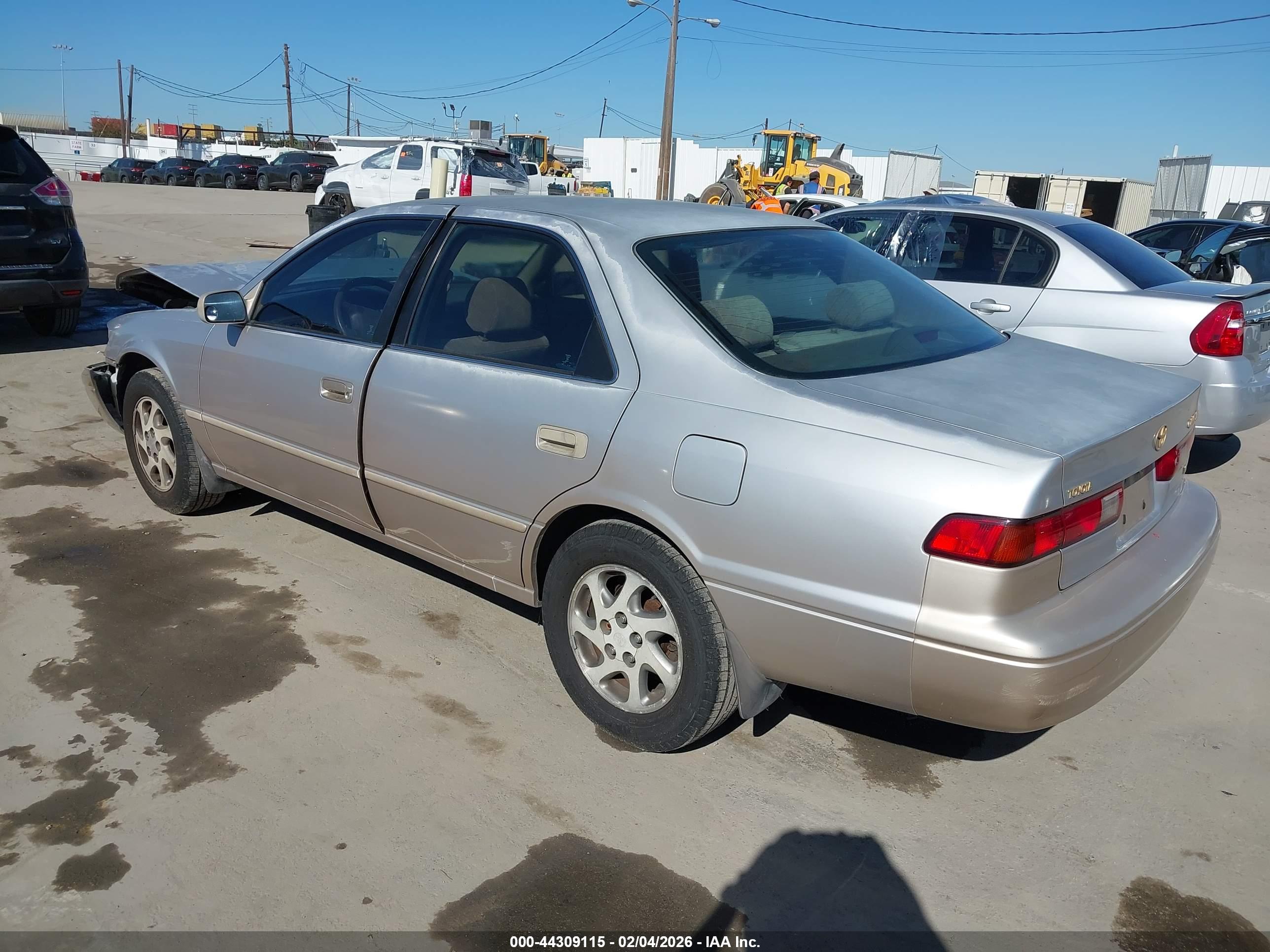 TOYOTA CAMRY image 3