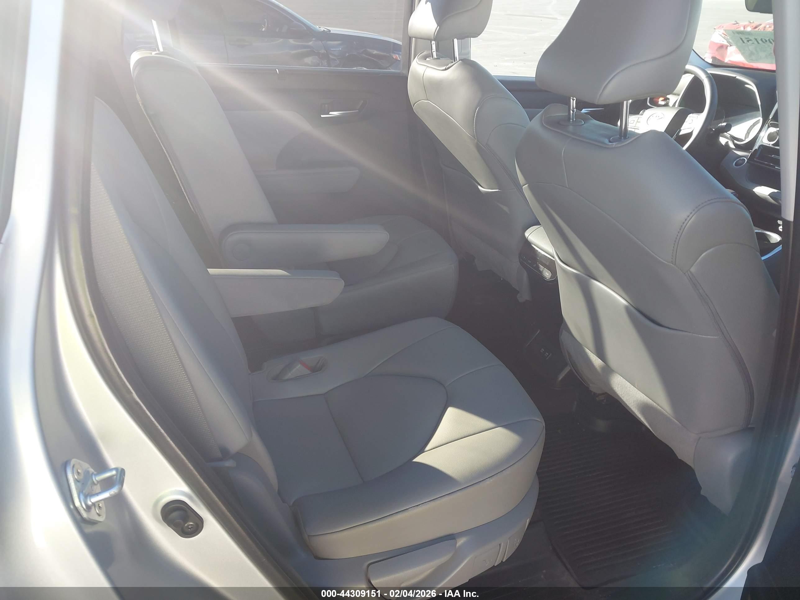 TOYOTA HIGHLANDER image 8