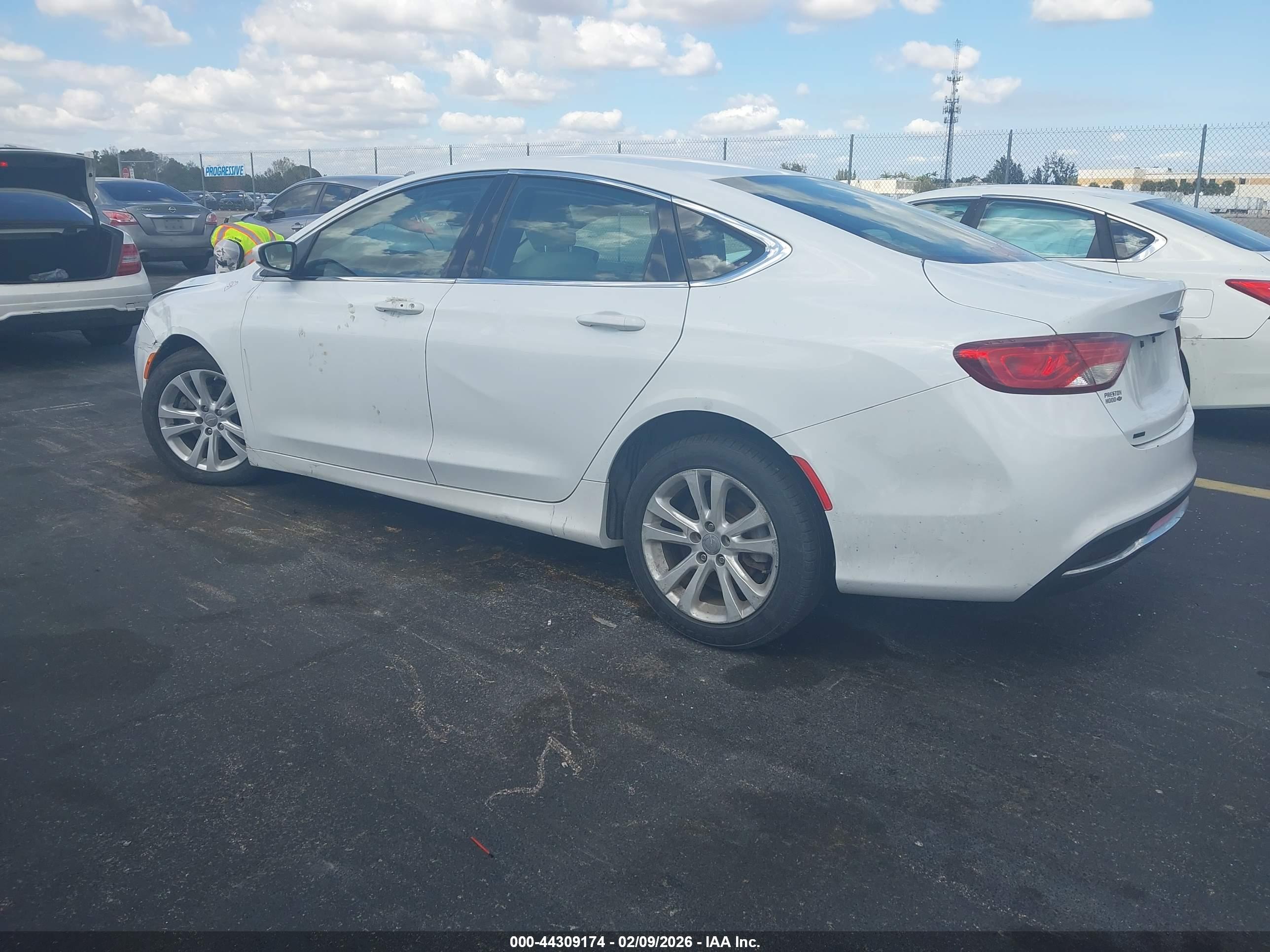 CHRYSLER 200 image 3