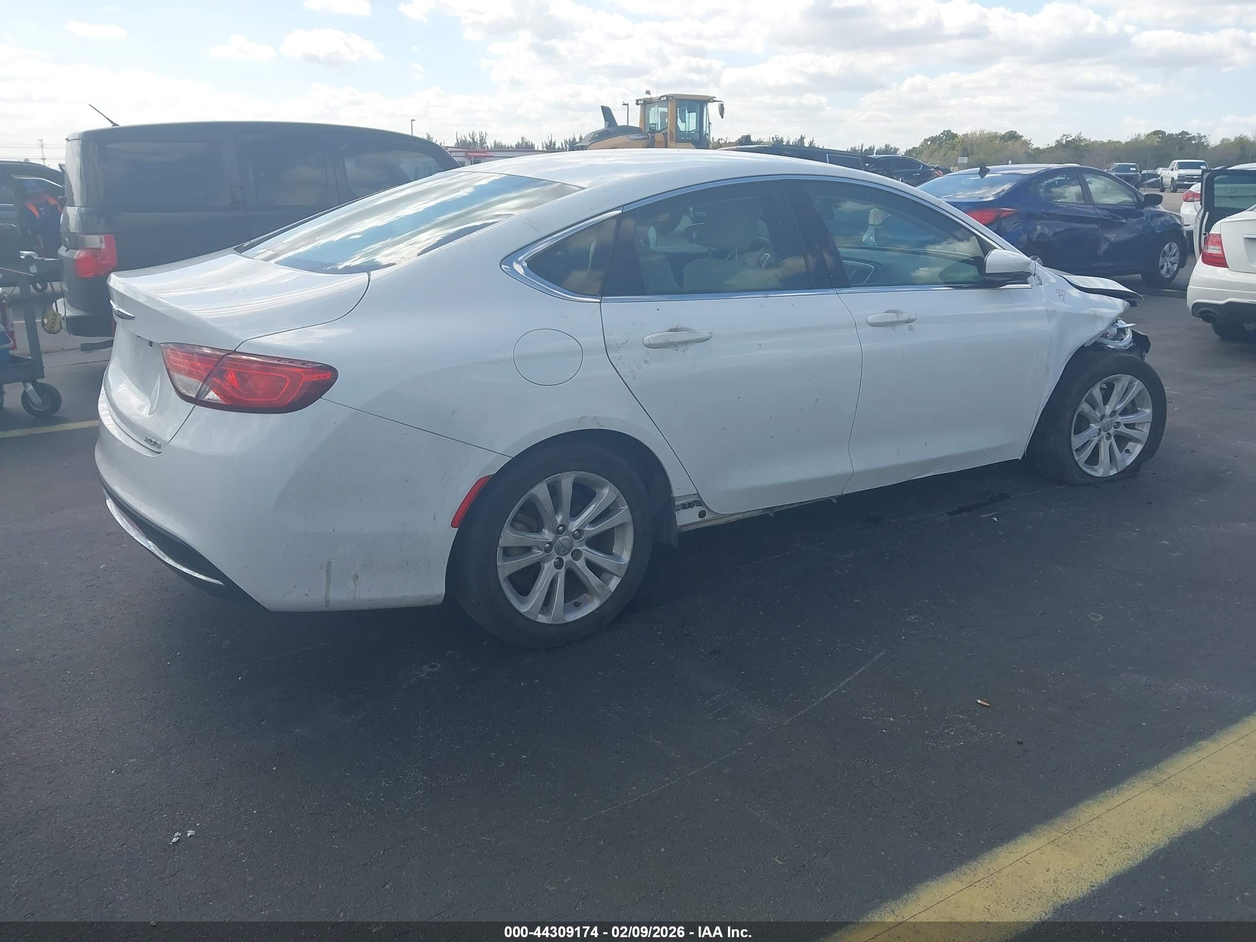 CHRYSLER 200 image 4