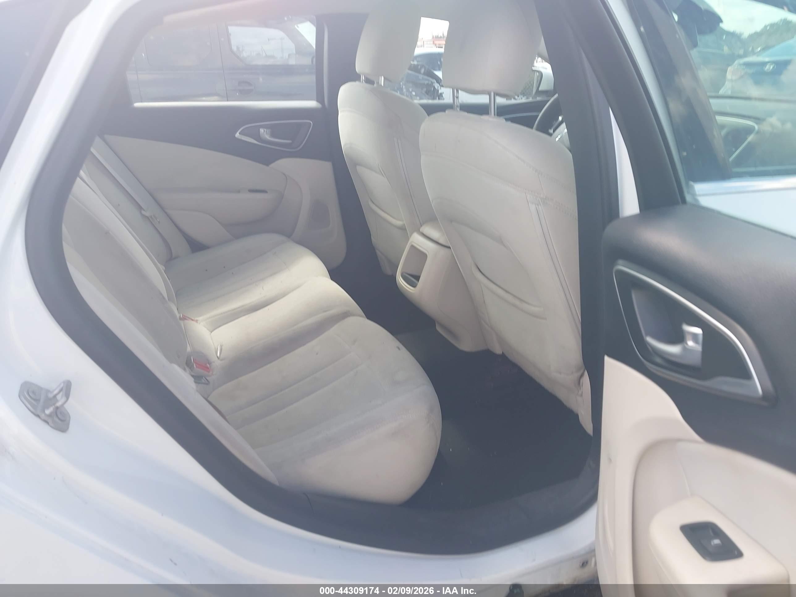 CHRYSLER 200 image 8