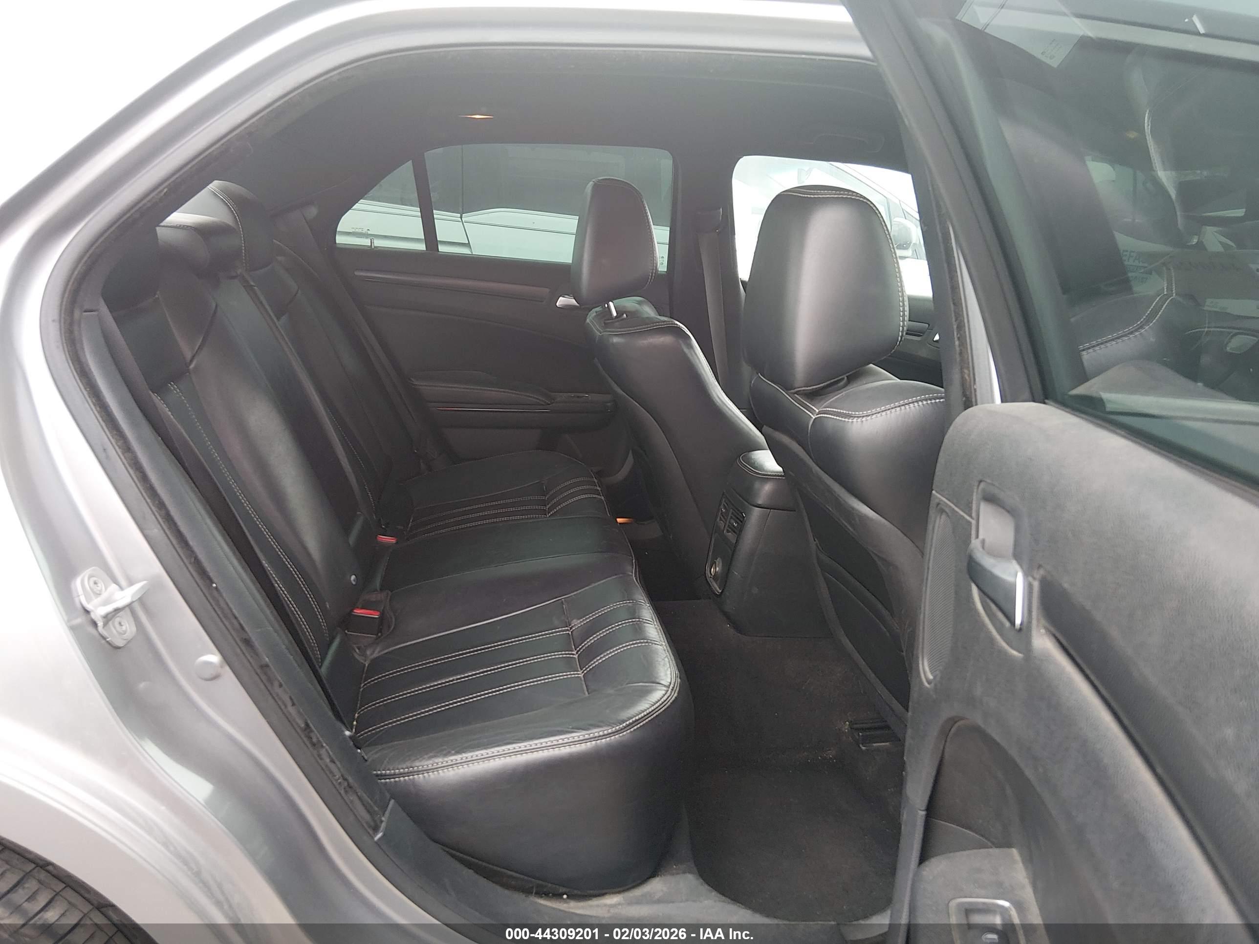 CHRYSLER 300 image 8