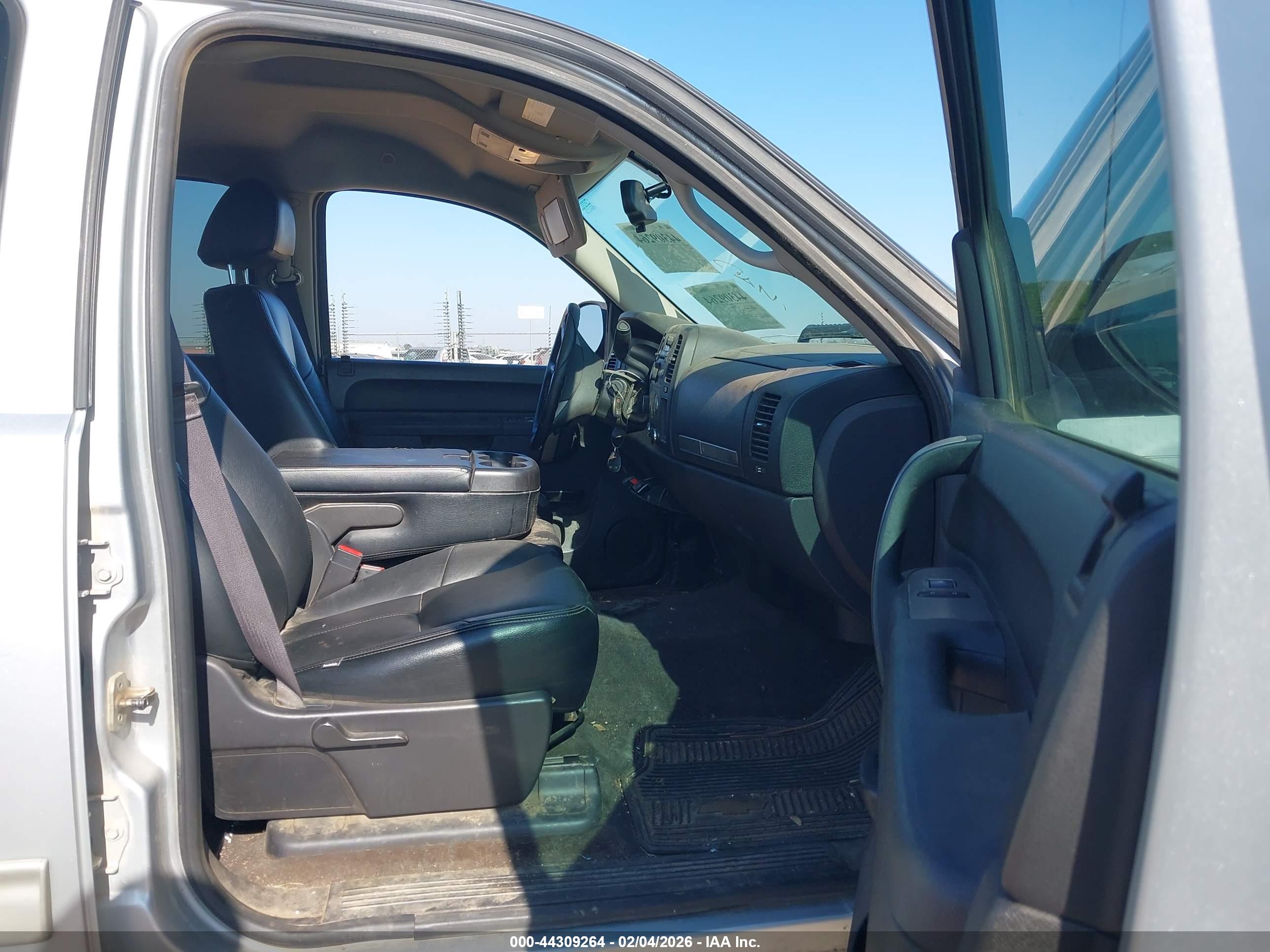 CHEVROLET SILVERADO image 5