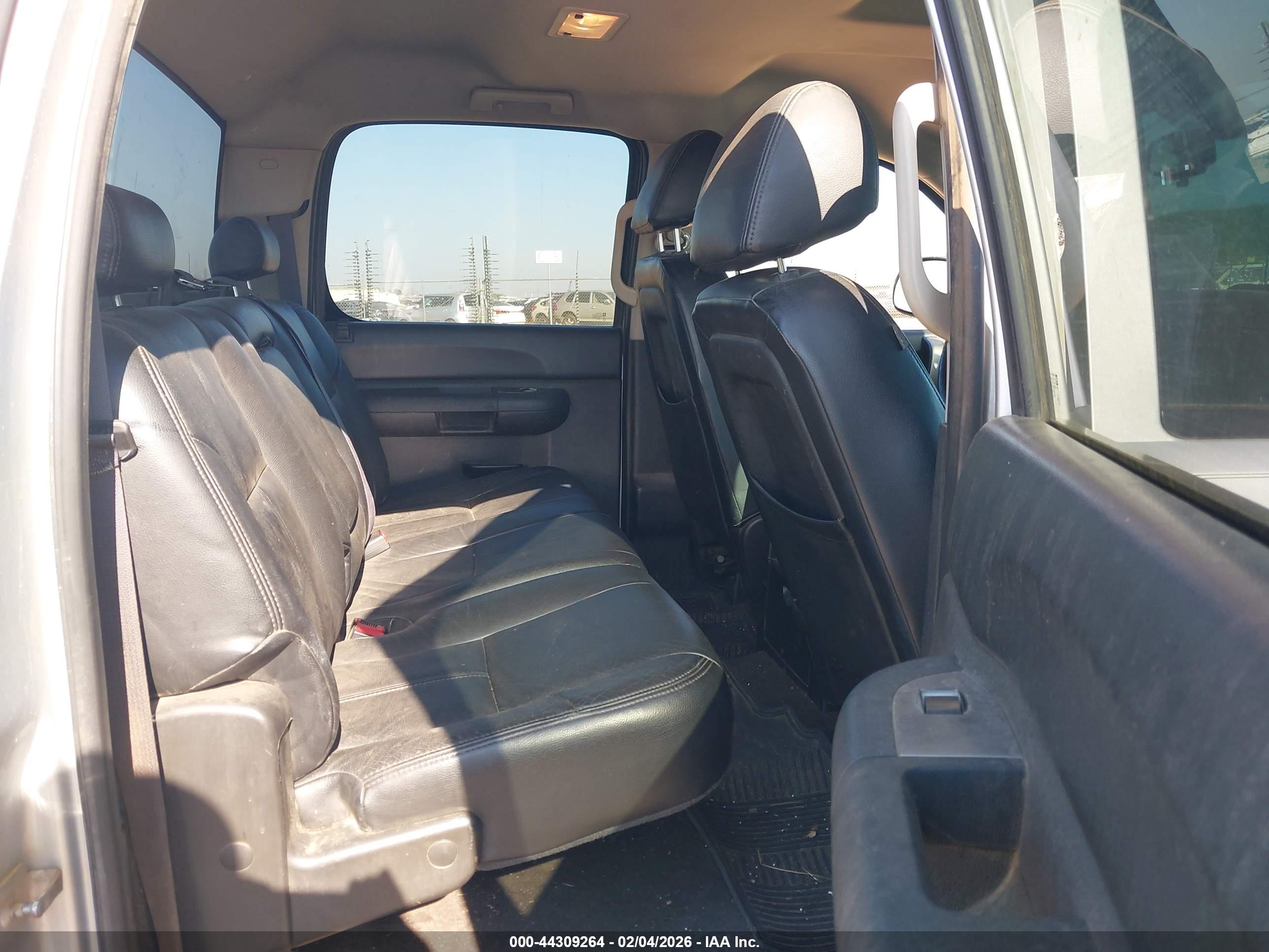 CHEVROLET SILVERADO image 8
